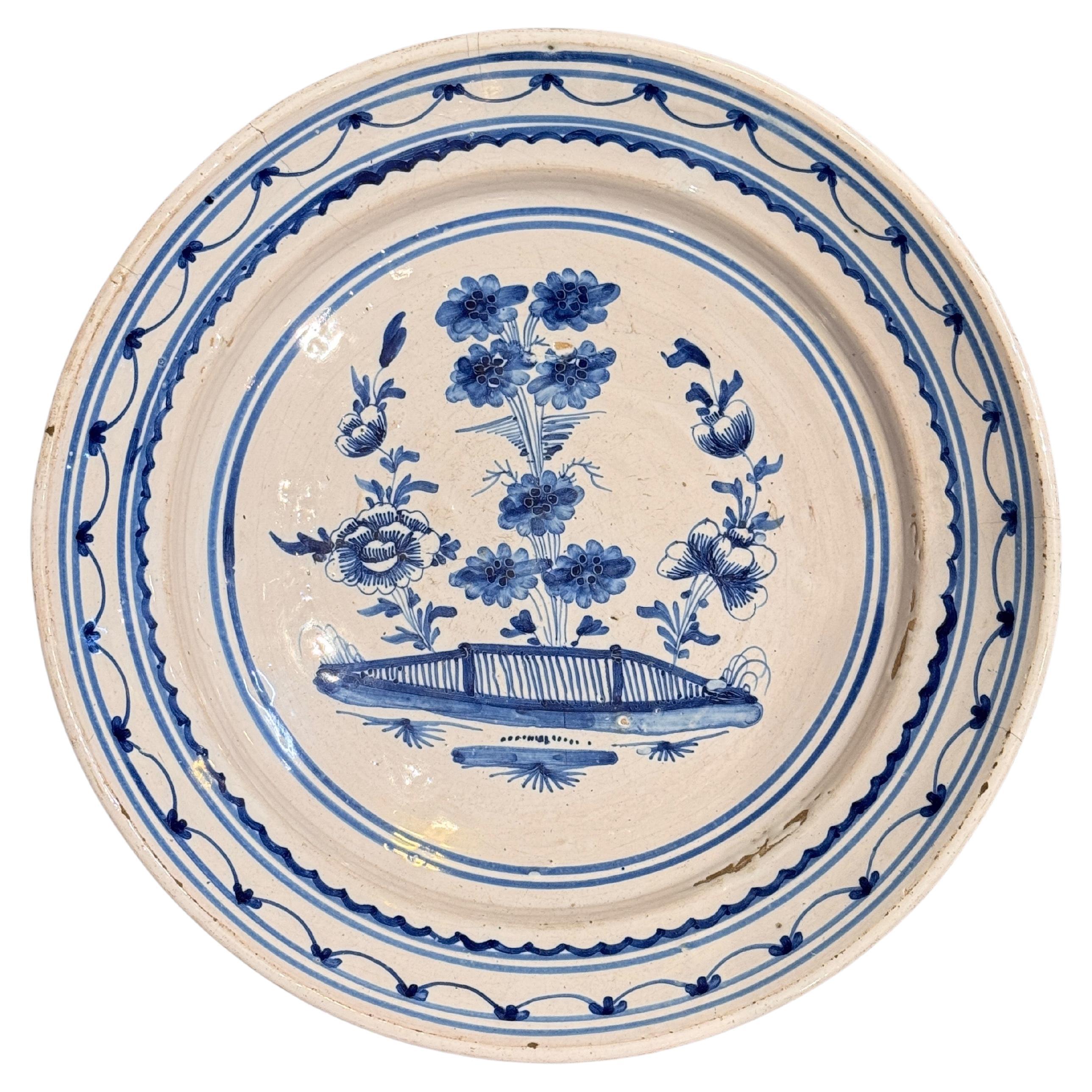 Assiette bleue et blanche de Delft avec décoration florale