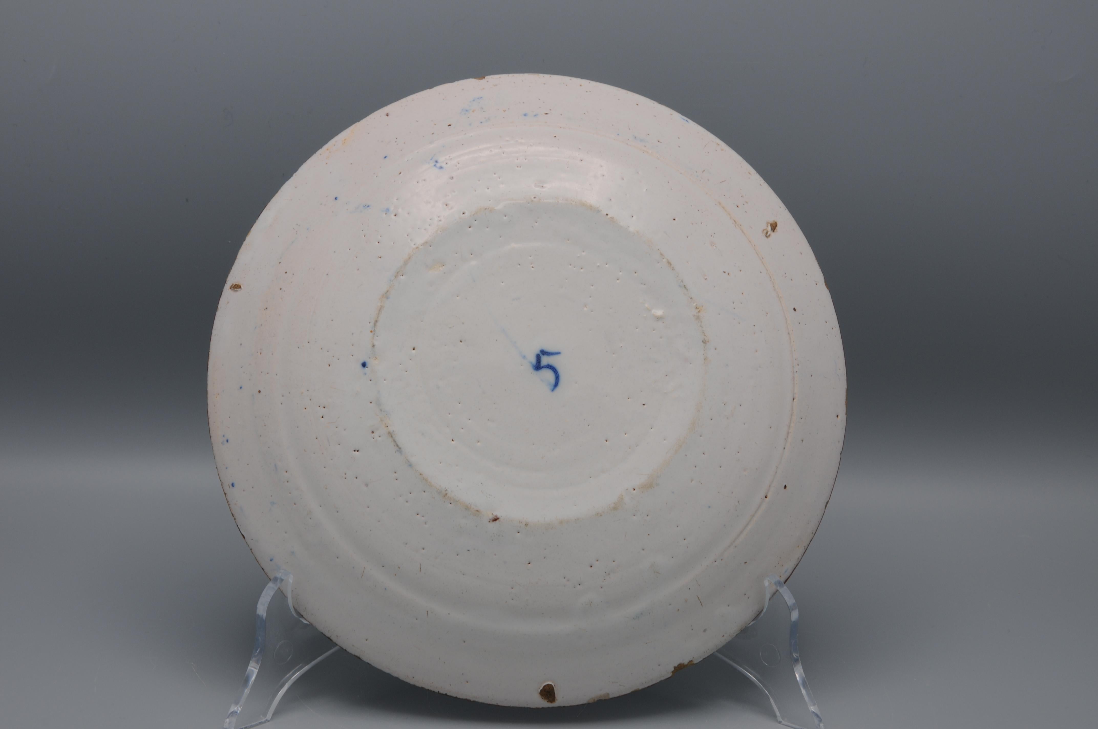 Delft - Assiette bleue et blanche à décor géométrique rare - 18ème siècle en vente 3