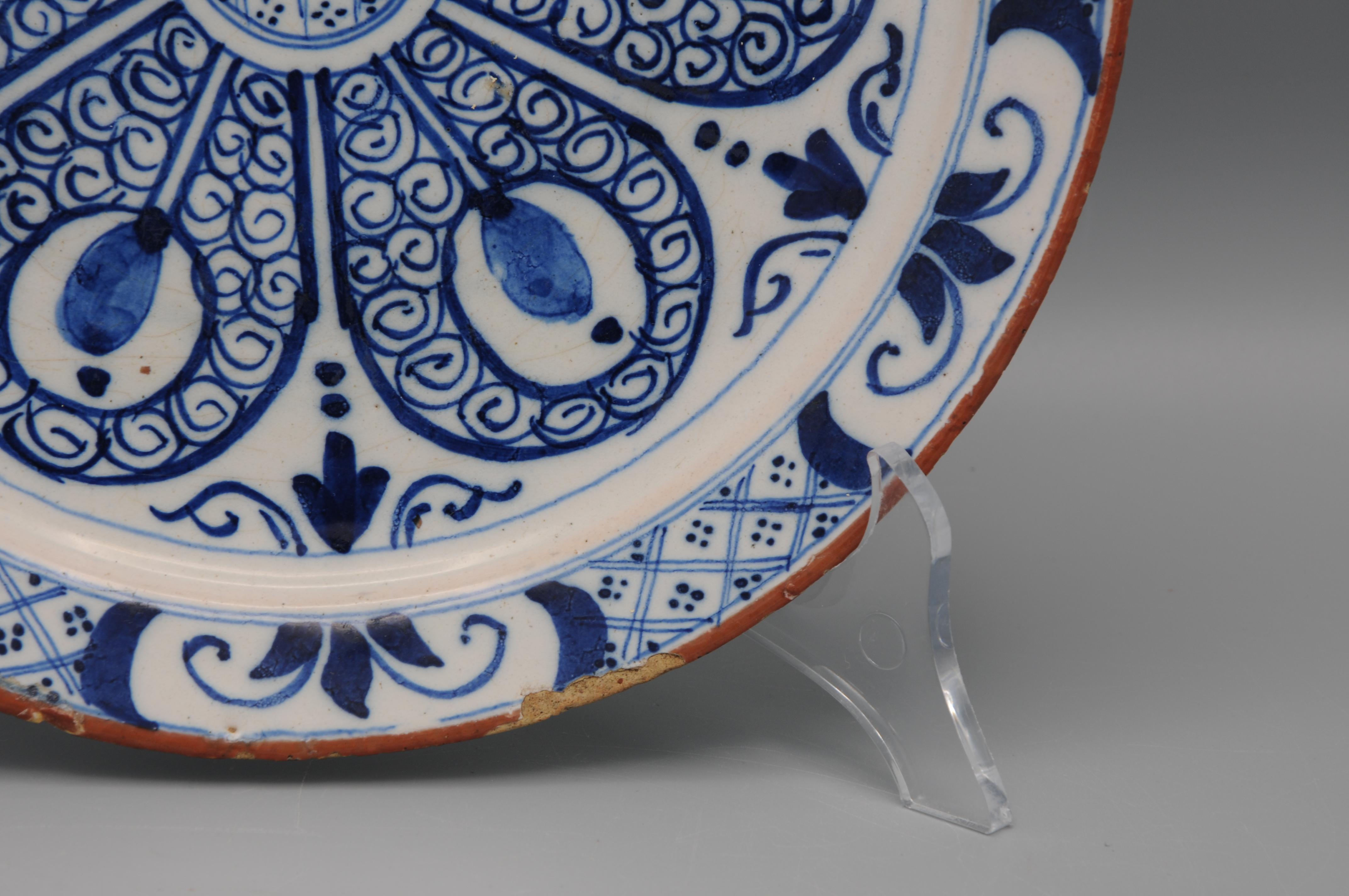 Vernissé Delft - Assiette bleue et blanche à décor géométrique rare - 18ème siècle en vente