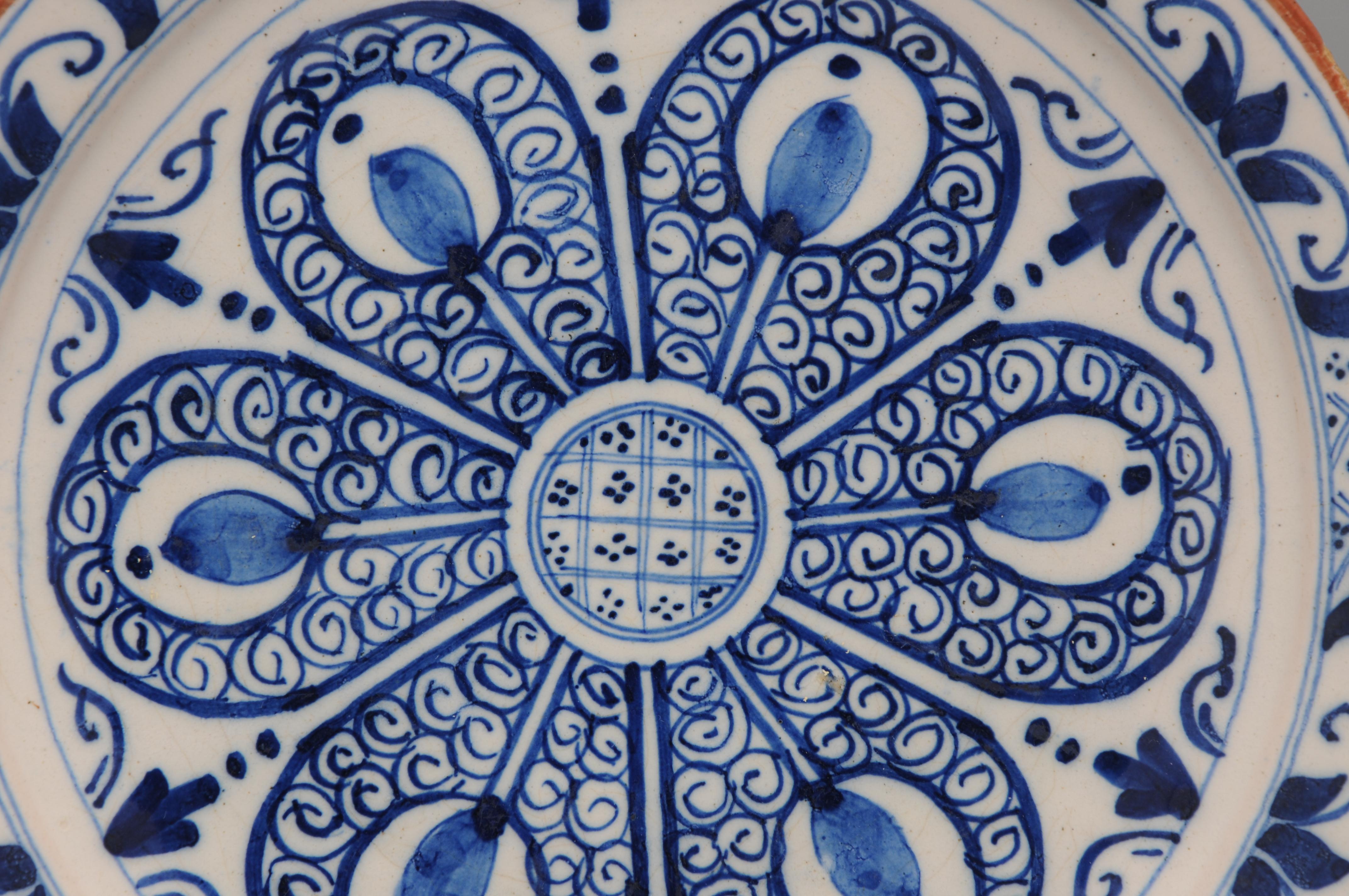 XVIIIe siècle Delft - Assiette bleue et blanche à décor géométrique rare - 18ème siècle en vente