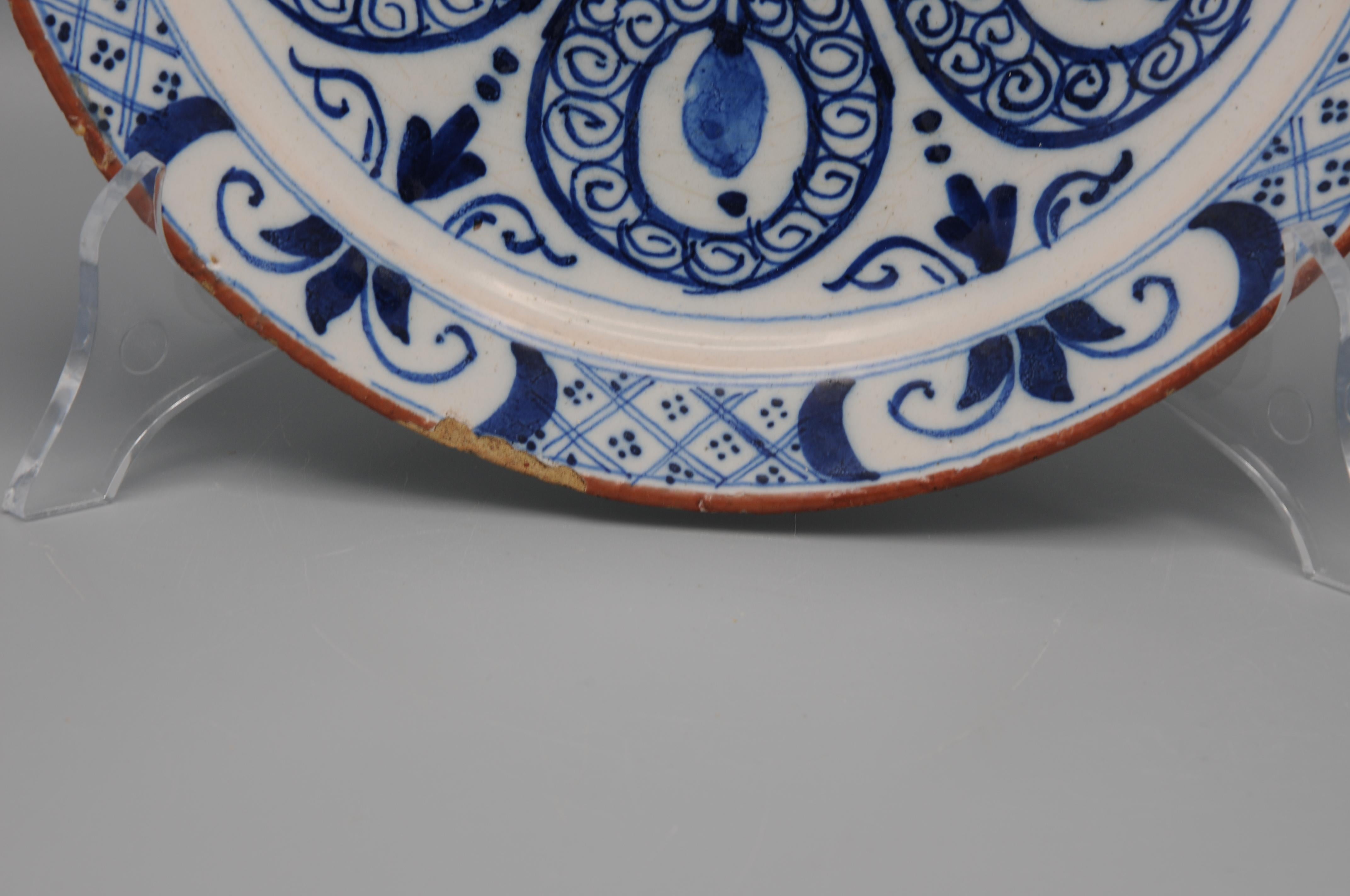 Delft - Assiette bleue et blanche à décor géométrique rare - 18ème siècle en vente 1