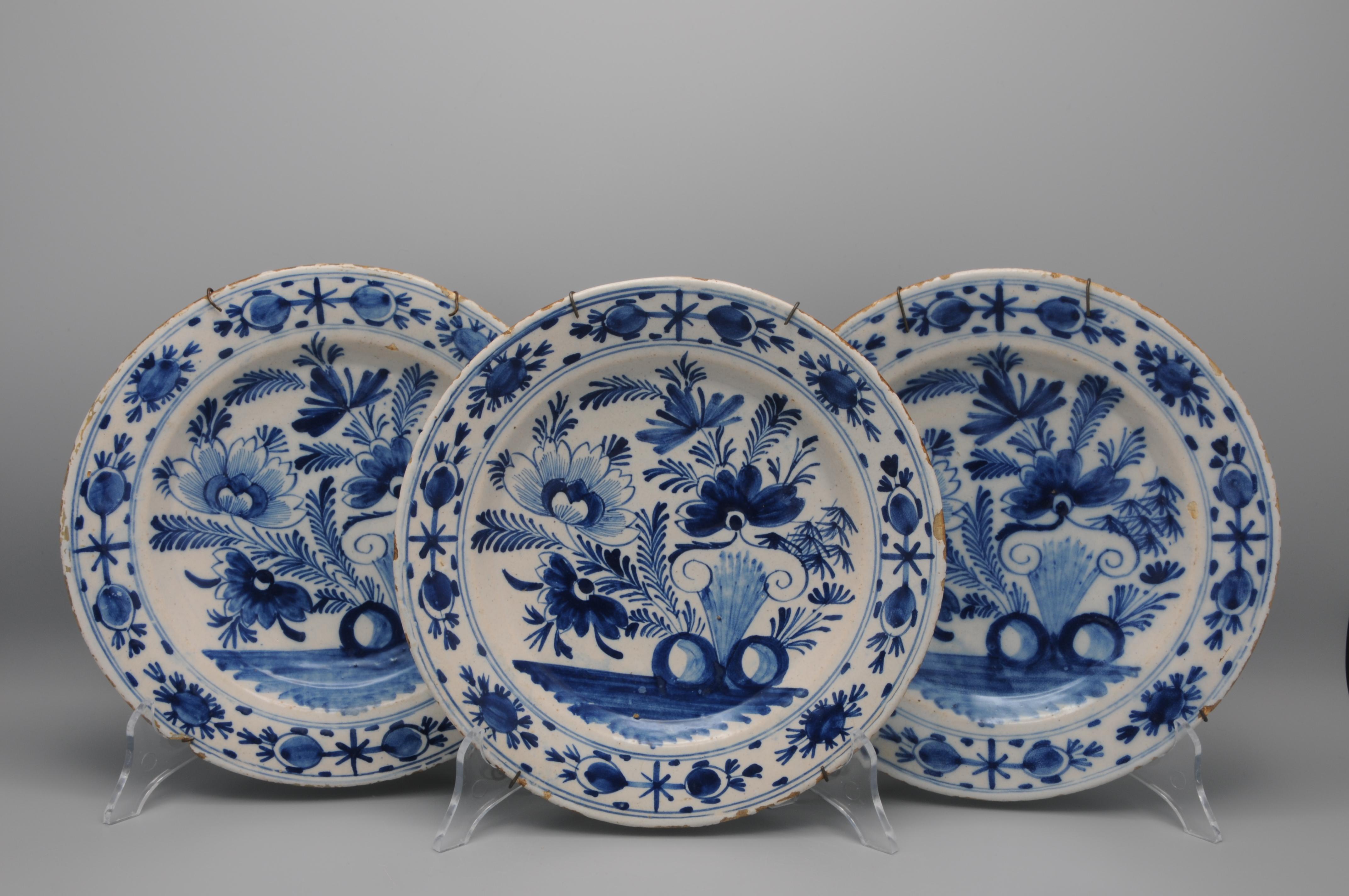 Ensemble de 3 assiettes florales 'Boerendelft' bleu et blanc décorées de fleurs stylisées. Début du 19e siècle

non marqué
Bon état ; quelques ébréchures (comme on peut le voir sur les photos)