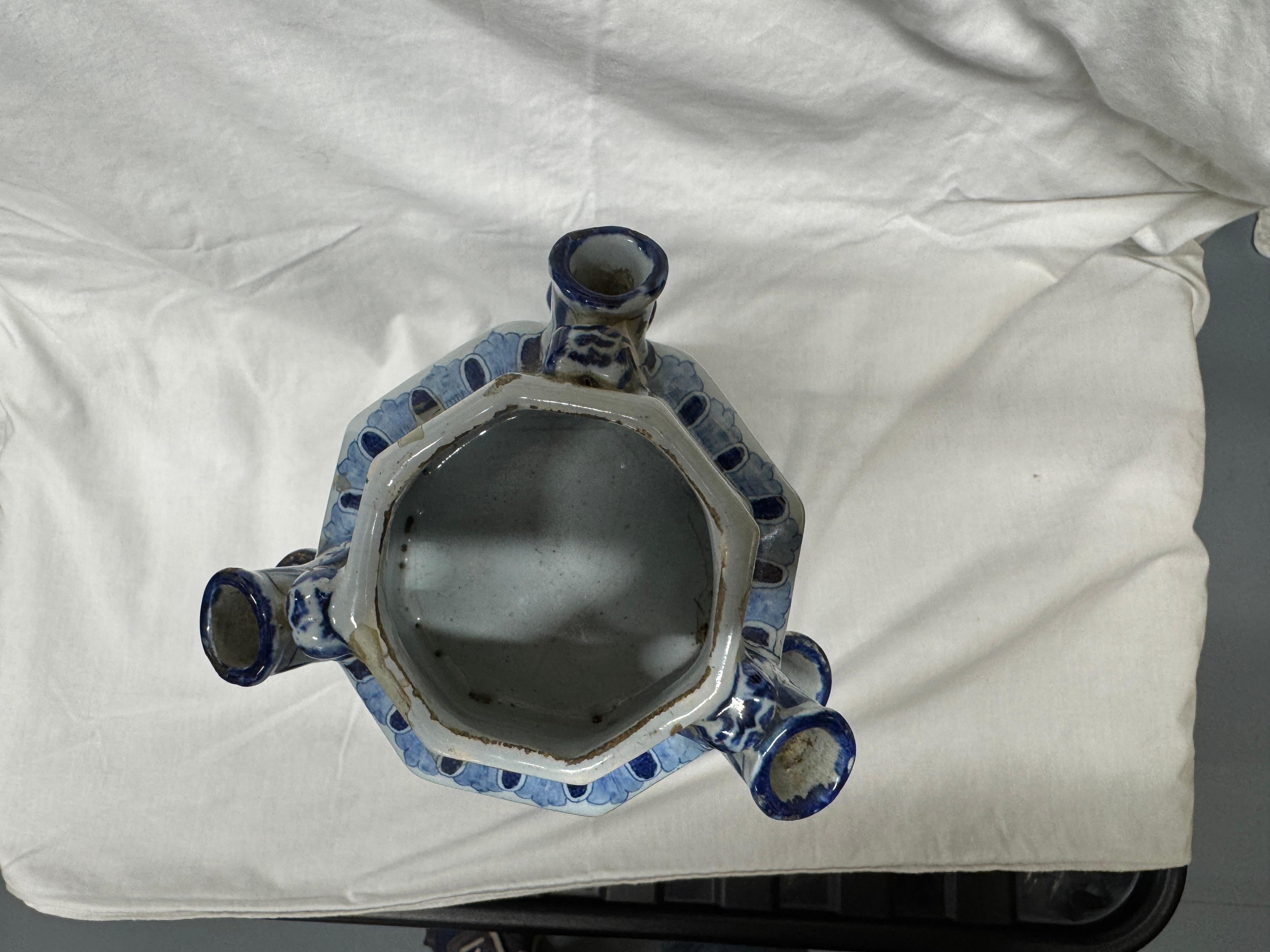 Vase à fleurs / Tulipiere bleu et blanc de Delft en vente 2