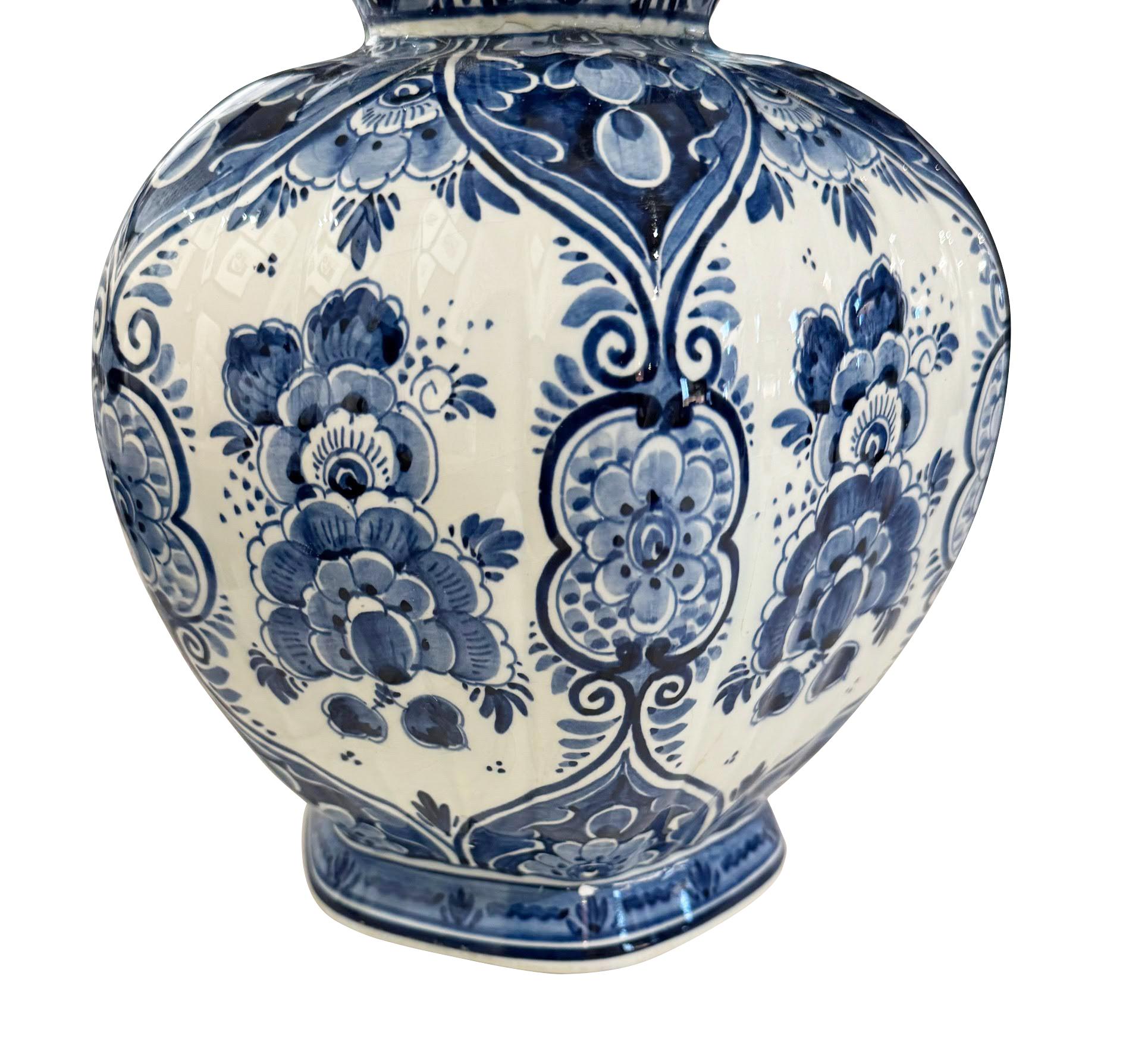 1940's Dutch single Delft blue and white traditional pattern lamp.
Base is gourd shape  8