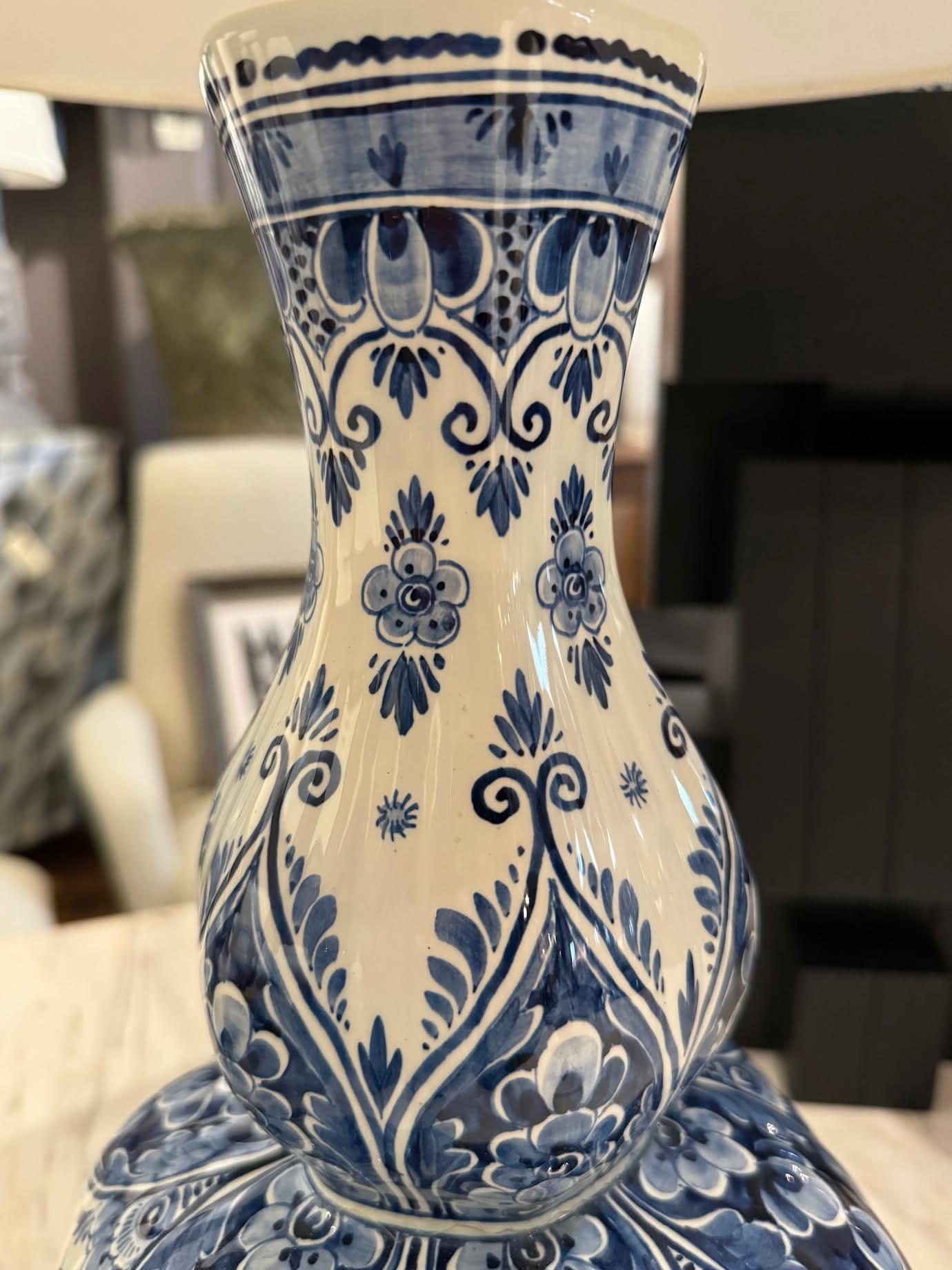 Delft Blue And White Traditional Pattern Gourd Shape Lamp, Netherlands, 1940s In Good Condition In New York, NY
