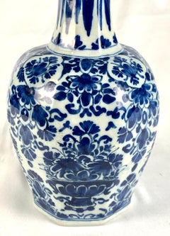 Jarrón azul y blanco de Delft Pintado a mano Siglo XVIII circa 1780 Países Bajos