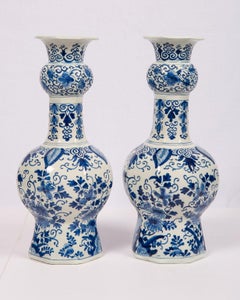 Blaue und weiße Delfter Vasen, 18. Jahrhundert
