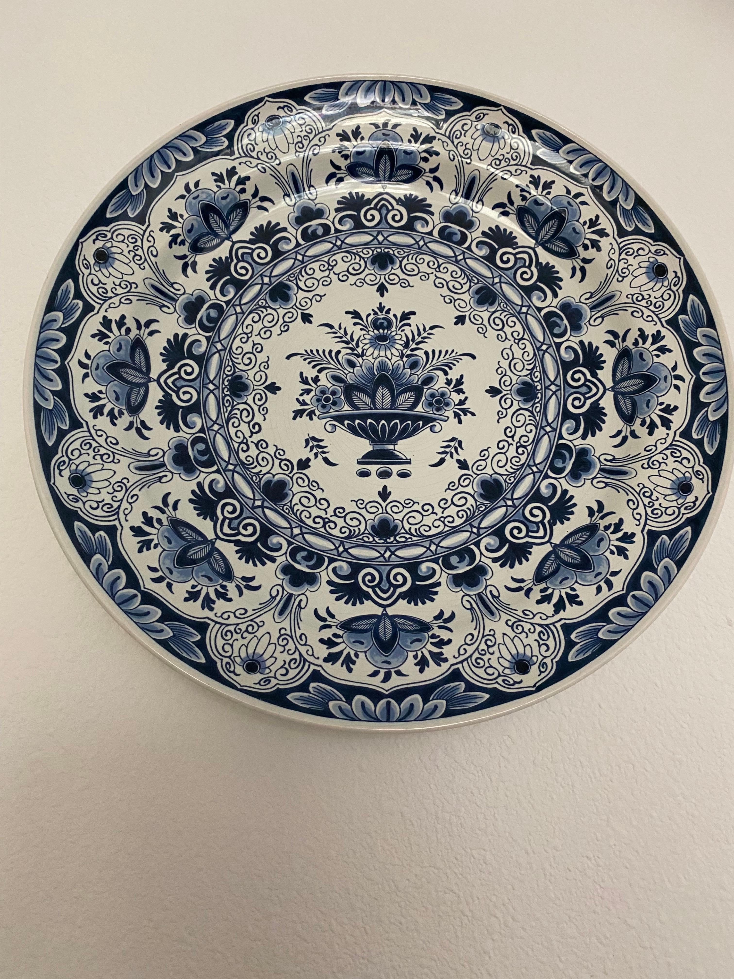 Bellissimo piatto grande in blu Delft, realizzato da Old Delft a Nijmegen in Olanda. Questa azienda è stata fondata a Nijmegen nel 1921.
Fino al 1940 venivano prodotte solo ceramiche decorate a mano in blu e multicolore con la tecnica della