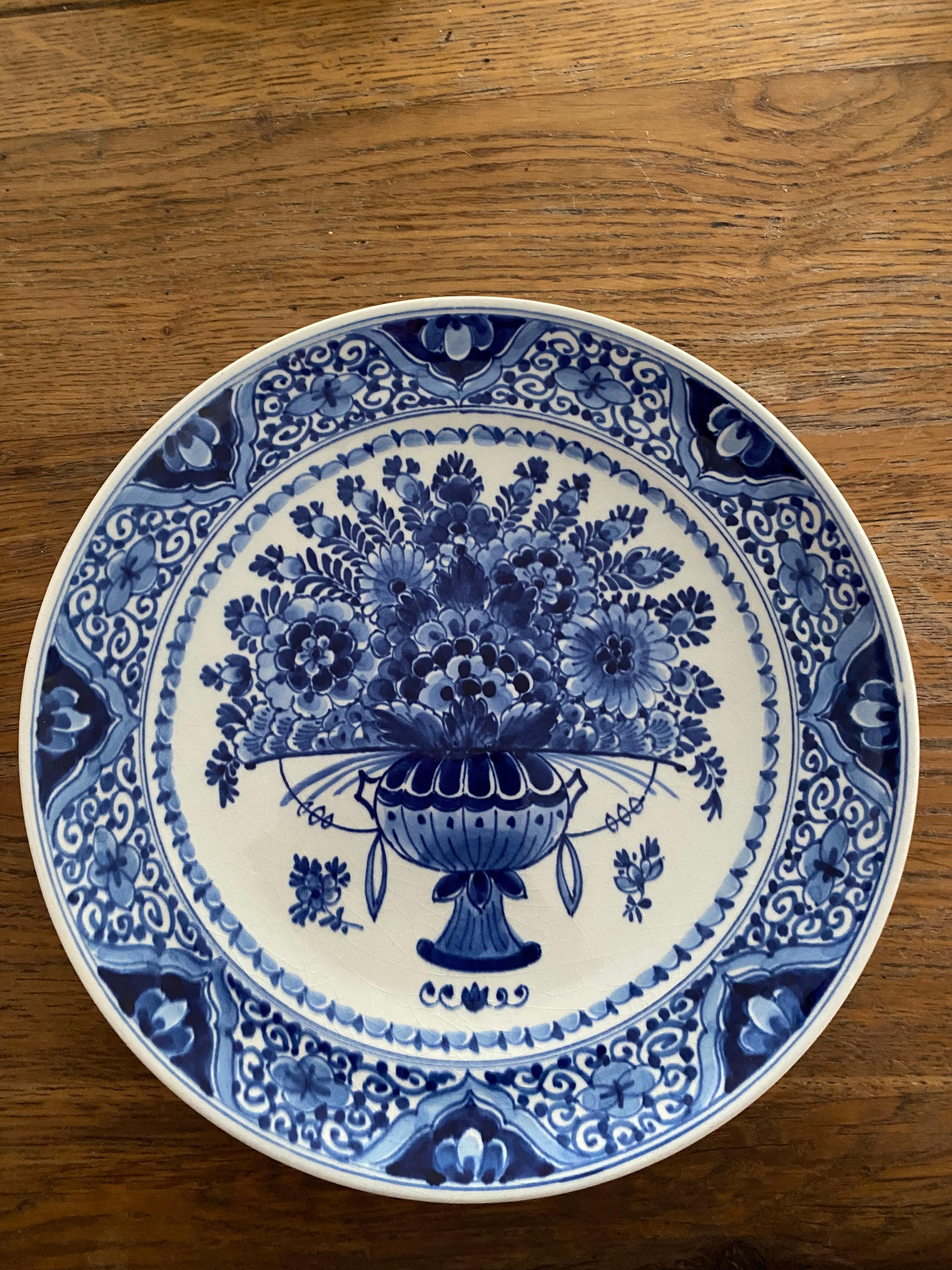 Bellissimo piatto da portata blu Delft, realizzato da Royal Delft a Delft, Paesi Bassi.
