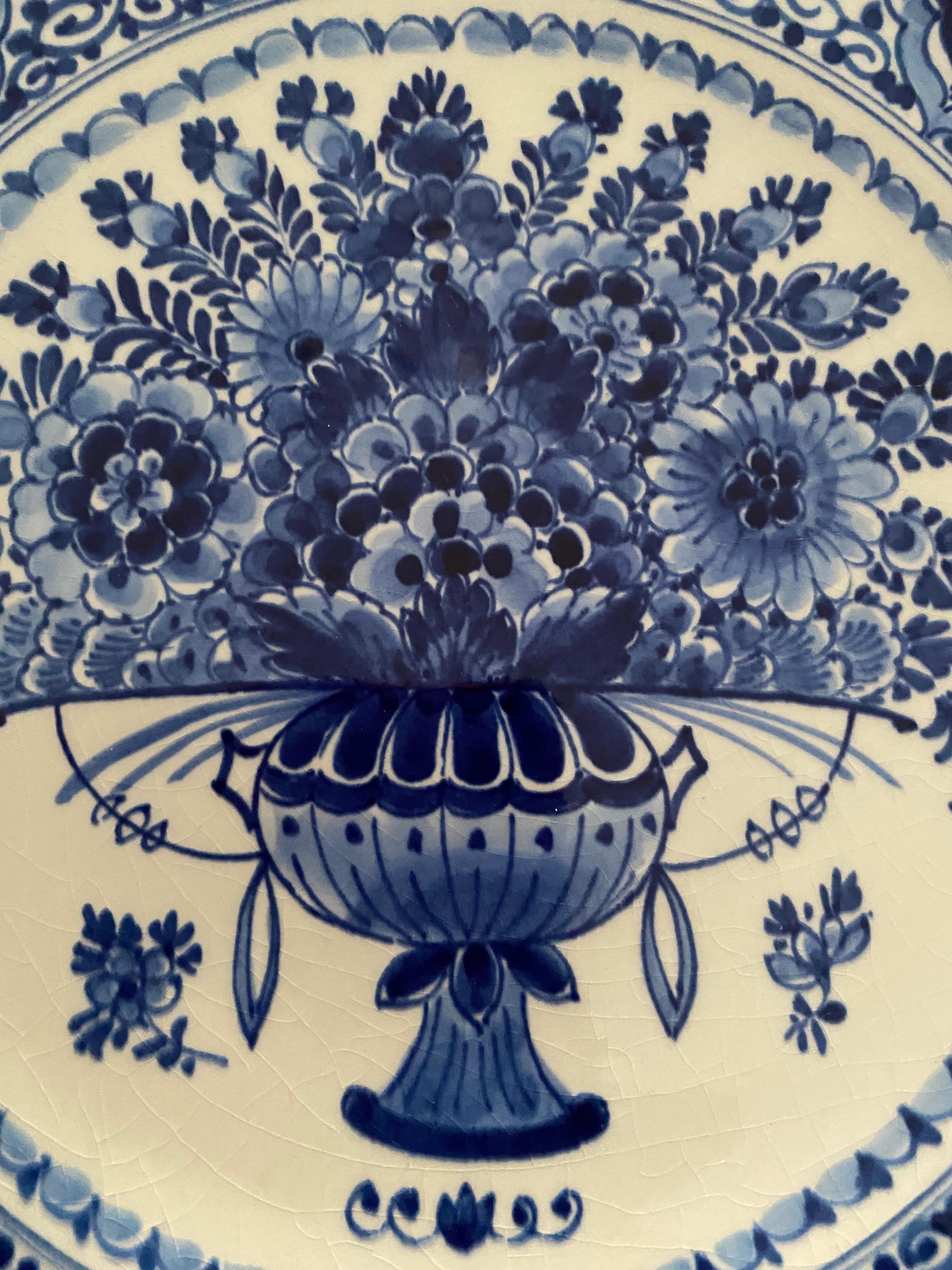 Dipinto a mano Piatto da portata blu di Royal Delft in vendita