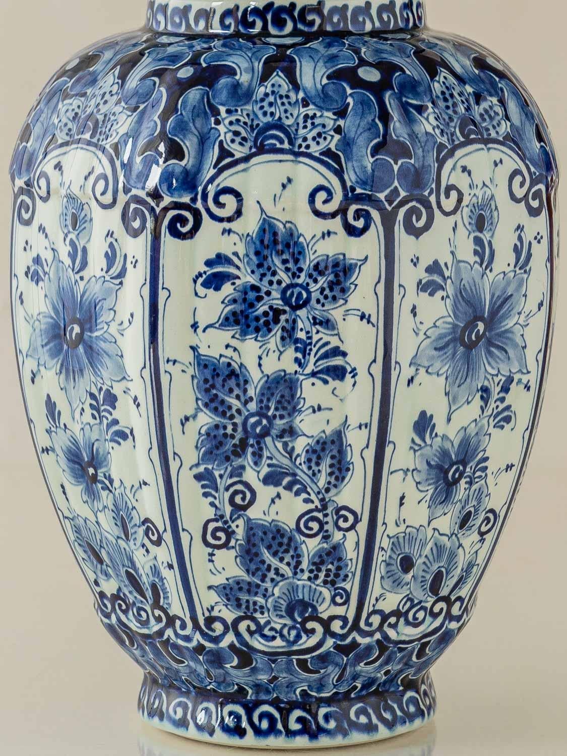 Lámpara de mesa azul de Delft, jarrón Regina Gouda (años sesenta-setenta) con pantalla de ikat nuevo en venta 2