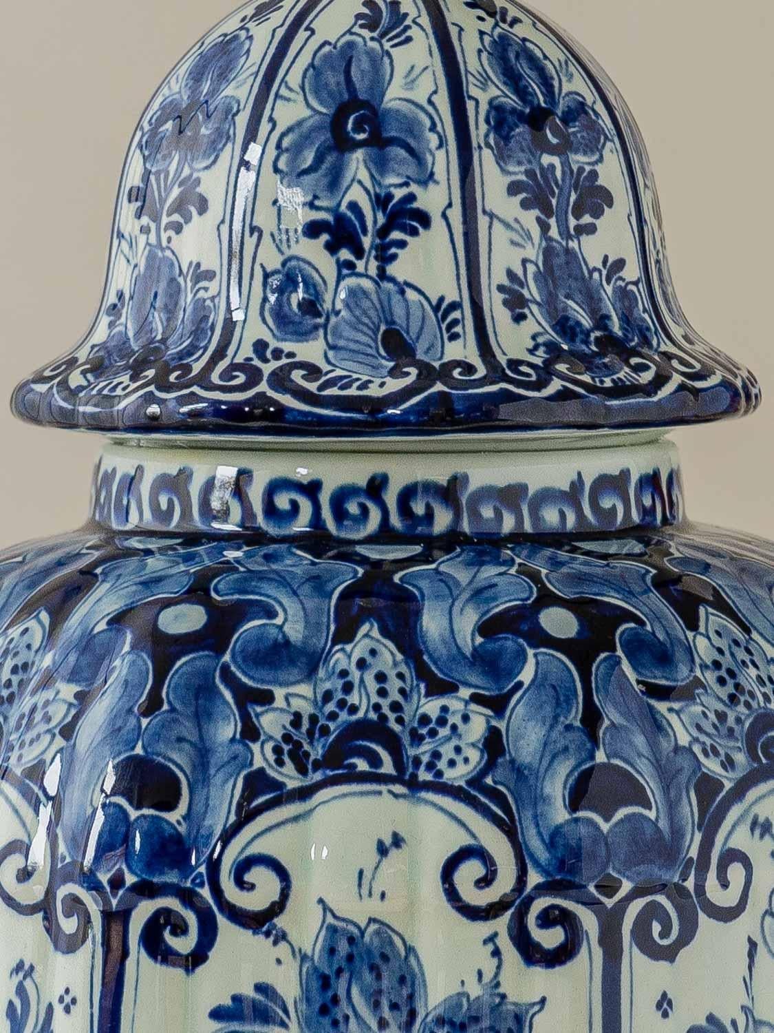 Lámpara de mesa azul de Delft, jarrón Regina Gouda (años sesenta-setenta) con pantalla de ikat nuevo en venta 4