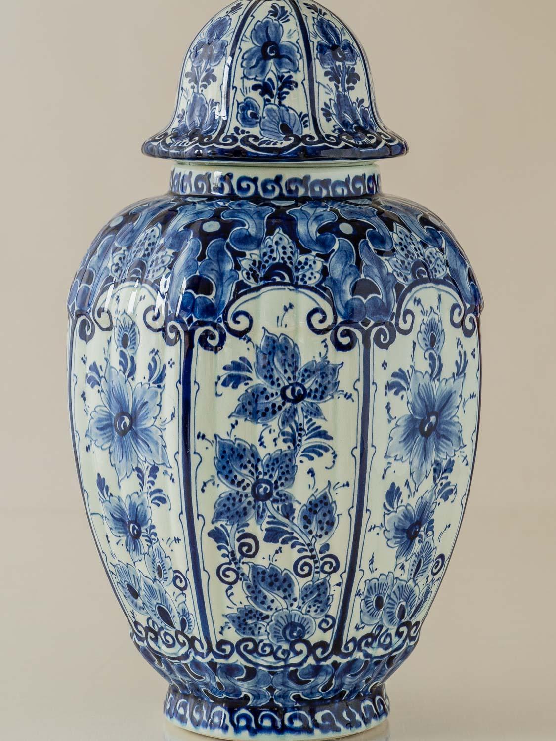 Lámpara de mesa azul de Delft, jarrón Regina Gouda (años sesenta-setenta) con pantalla de ikat nuevo en venta 5