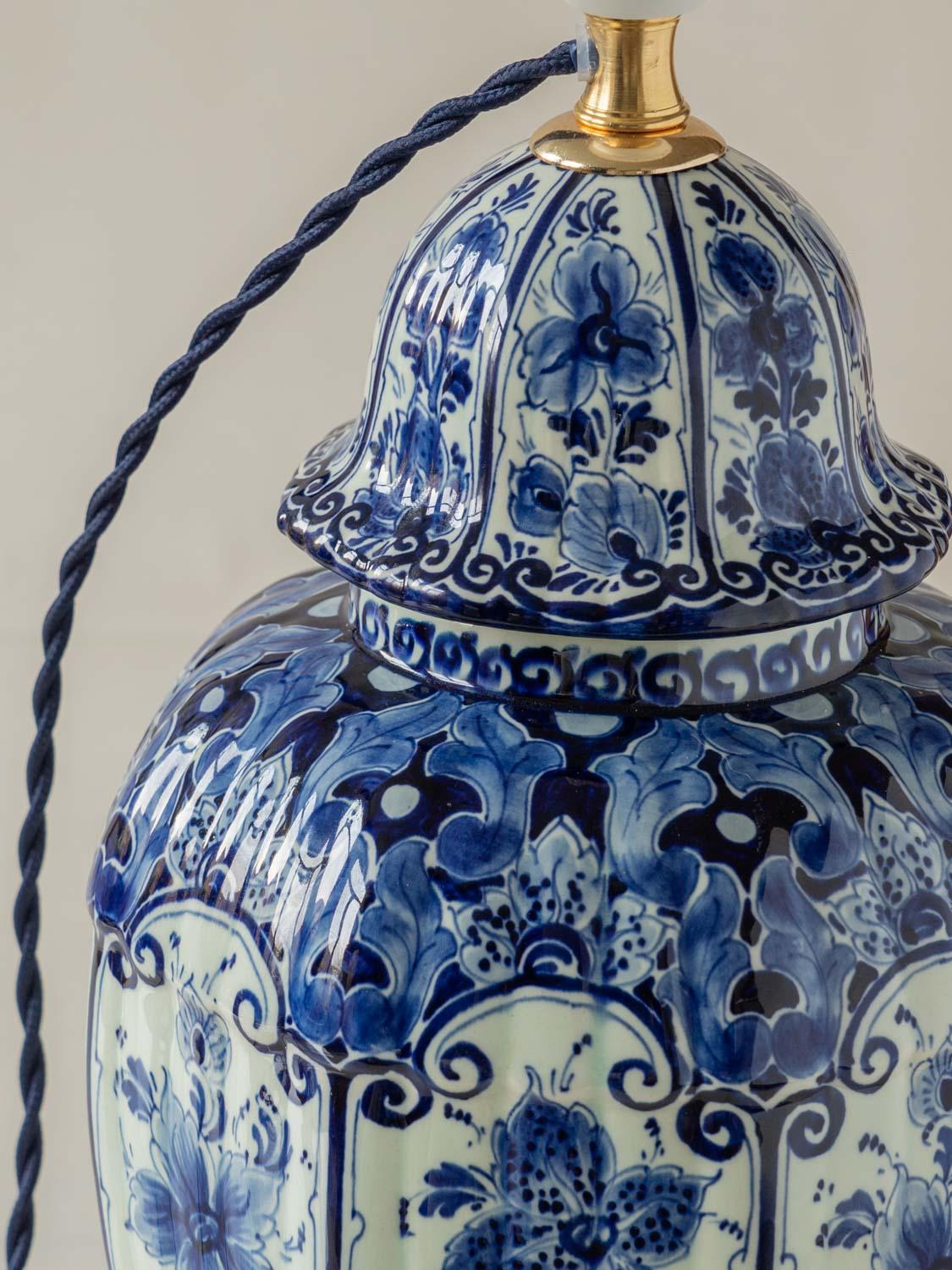 Lámpara de mesa azul de Delft, jarrón Regina Gouda (años sesenta-setenta) con pantalla de ikat nuevo en venta 6
