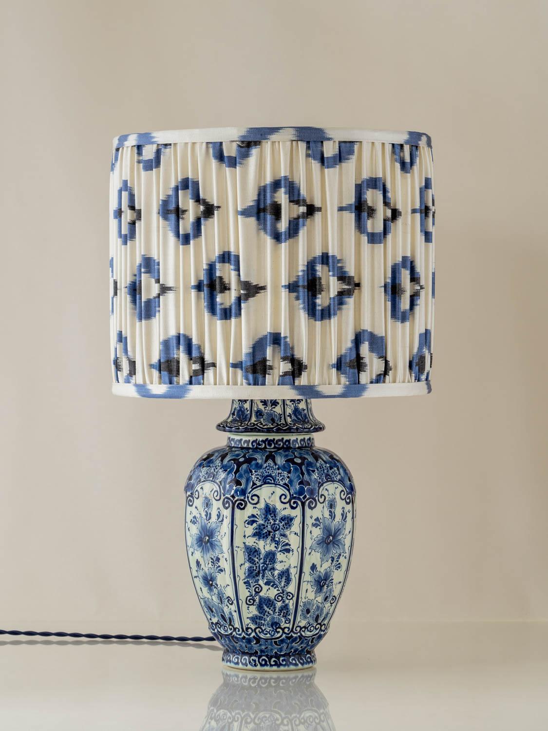 Meticulosamente elaborada a mano por el Estudio Amitābha de Ámsterdam, Gentiaan es una lámpara de mesa única hecha a partir de un raro jarrón vintage azul de Delft, producido por la renombrada fábrica Regina de Gouda (Países Bajos), probablemente en
