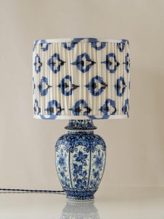 Blaue Delft-Tischlampe, Regina Gouda-Vase (1960er-1970er Jahre) mit New Ikat-Schirm