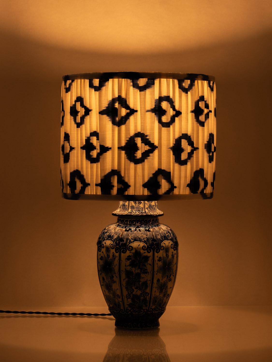 Lámpara de mesa azul de Delft, jarrón Regina Gouda (años sesenta-setenta) con pantalla de ikat nuevo Bohemio en venta