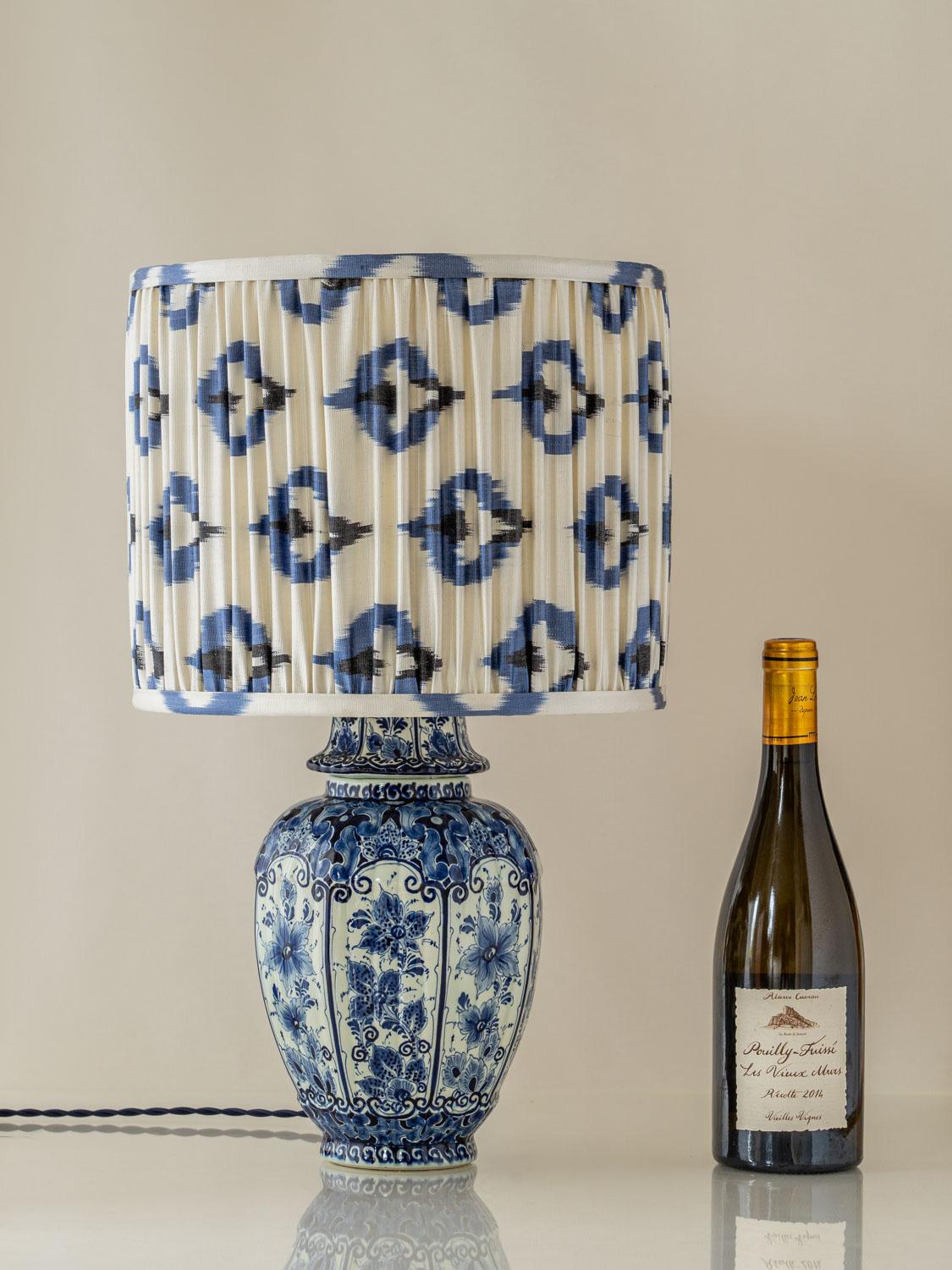 Lámpara de mesa azul de Delft, jarrón Regina Gouda (años sesenta-setenta) con pantalla de ikat nuevo Holandés en venta