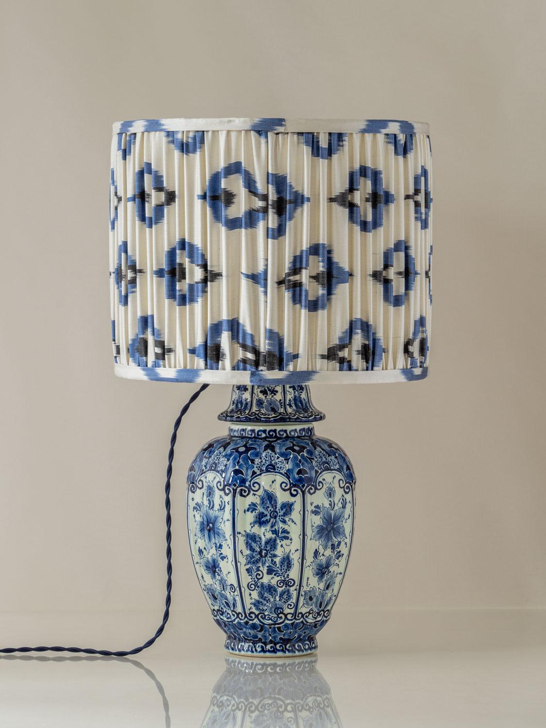 Lámpara de mesa azul de Delft, jarrón Regina Gouda (años sesenta-setenta) con pantalla de ikat nuevo Tejido a mano en venta