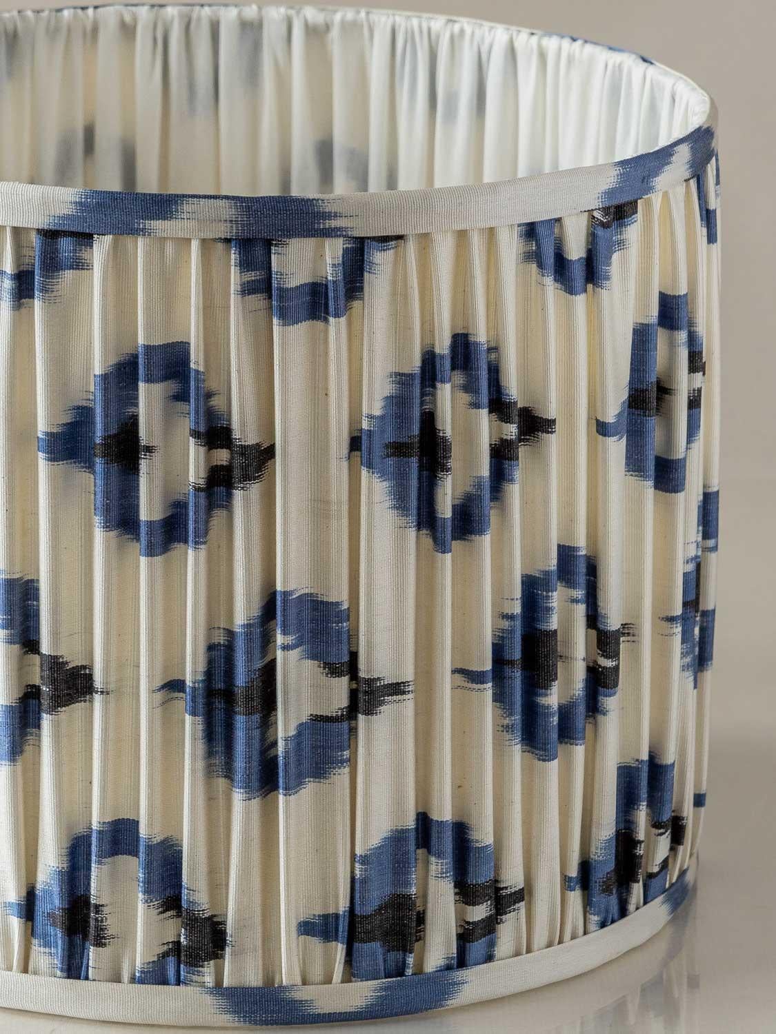 Lámpara de mesa azul de Delft, jarrón Regina Gouda (años sesenta-setenta) con pantalla de ikat nuevo en Bueno estado para la venta en AMSTERDAM, NL