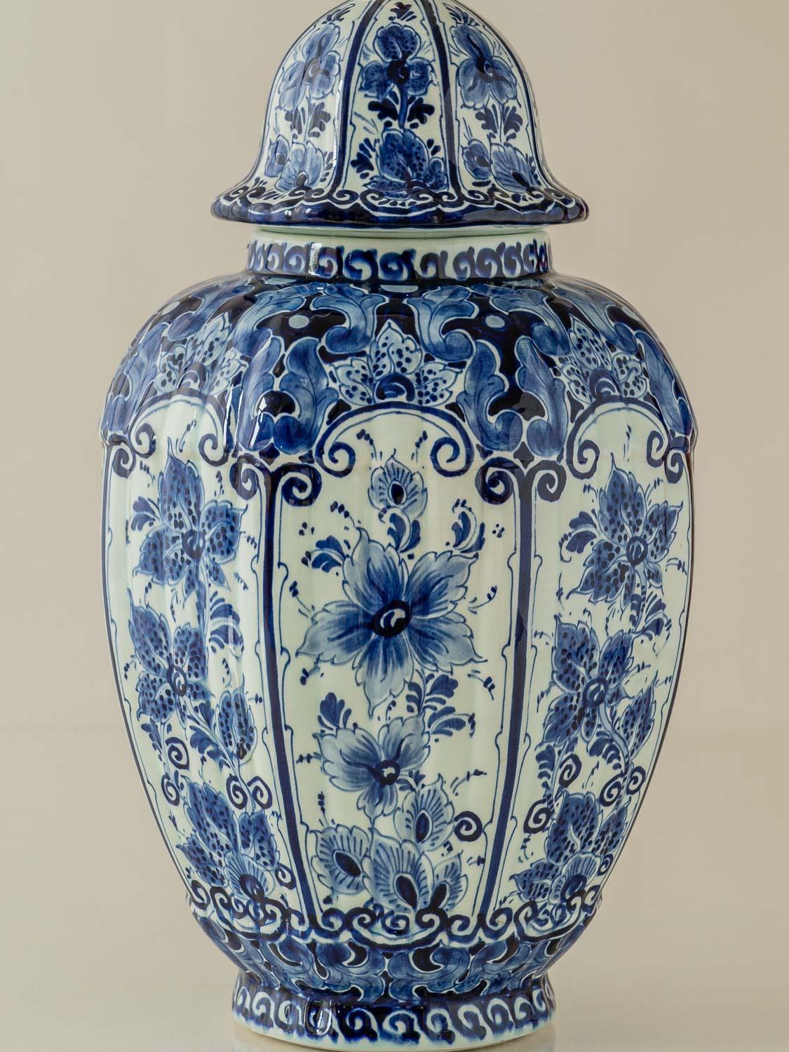 Lámpara de mesa azul de Delft, jarrón Regina Gouda (años sesenta-setenta) con pantalla de ikat nuevo siglo XX en venta