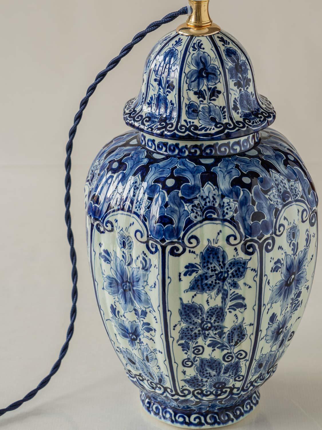 Lámpara de mesa azul de Delft, jarrón Regina Gouda (años sesenta-setenta) con pantalla de ikat nuevo Seda en venta