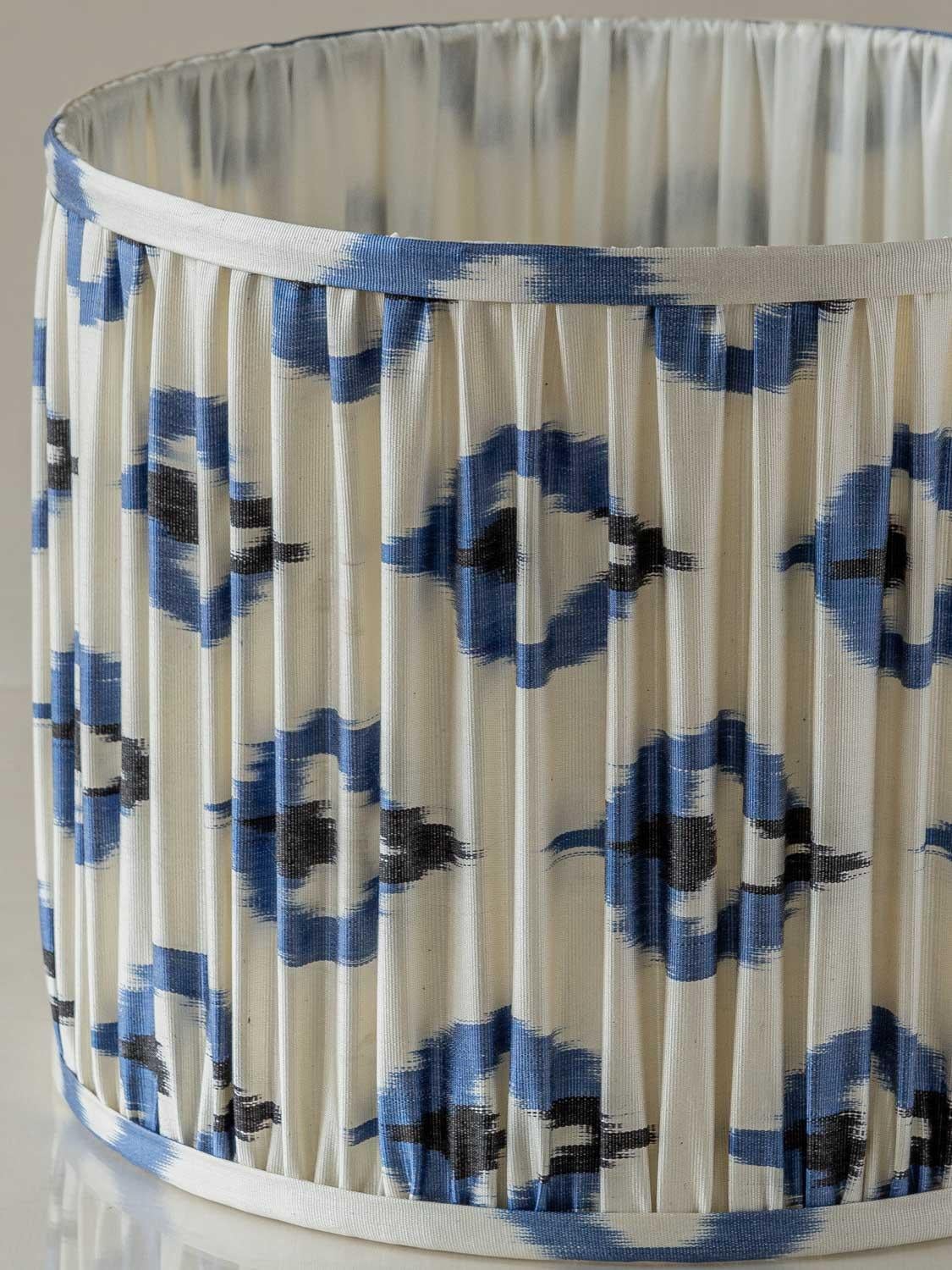 Lámpara de mesa azul de Delft, jarrón Regina Gouda (años sesenta-setenta) con pantalla de ikat nuevo en venta 1