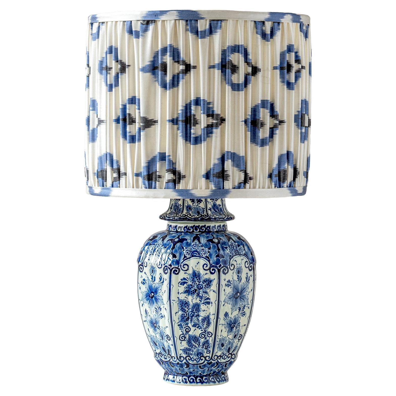 Lampada da tavolo blu Delft, vaso Regina Gouda (anni '60-'70) con paralume New Ikat