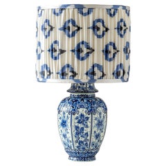 Lampada da tavolo blu Delft, vaso Regina Gouda (anni '60-'70) con paralume New Ikat
