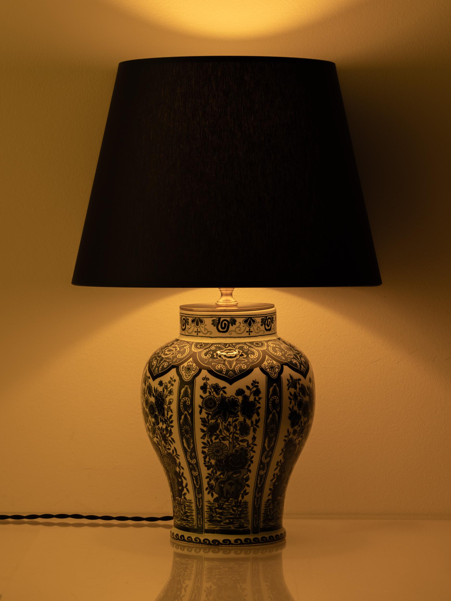 Lampes de table bleu Delft, Boch Frères pour Royal Sphinx, 1969-1979, abat-jour bleu marine en vente 4