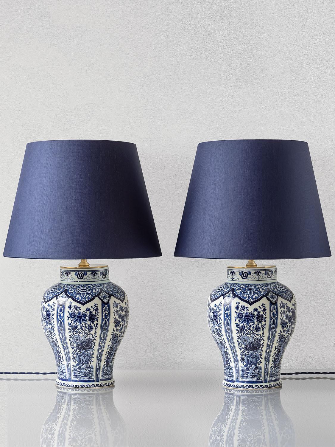 Fabriquées à la main par Amitābha Studio à Amsterdam, Eugène & Victor sont des lampes de table uniques fabriquées à partir de vases vintage conçus par Boch Frères Keramis à La Louvière, en Belgique, pour Royal Sphinx (anciennement Petrus Regout) à