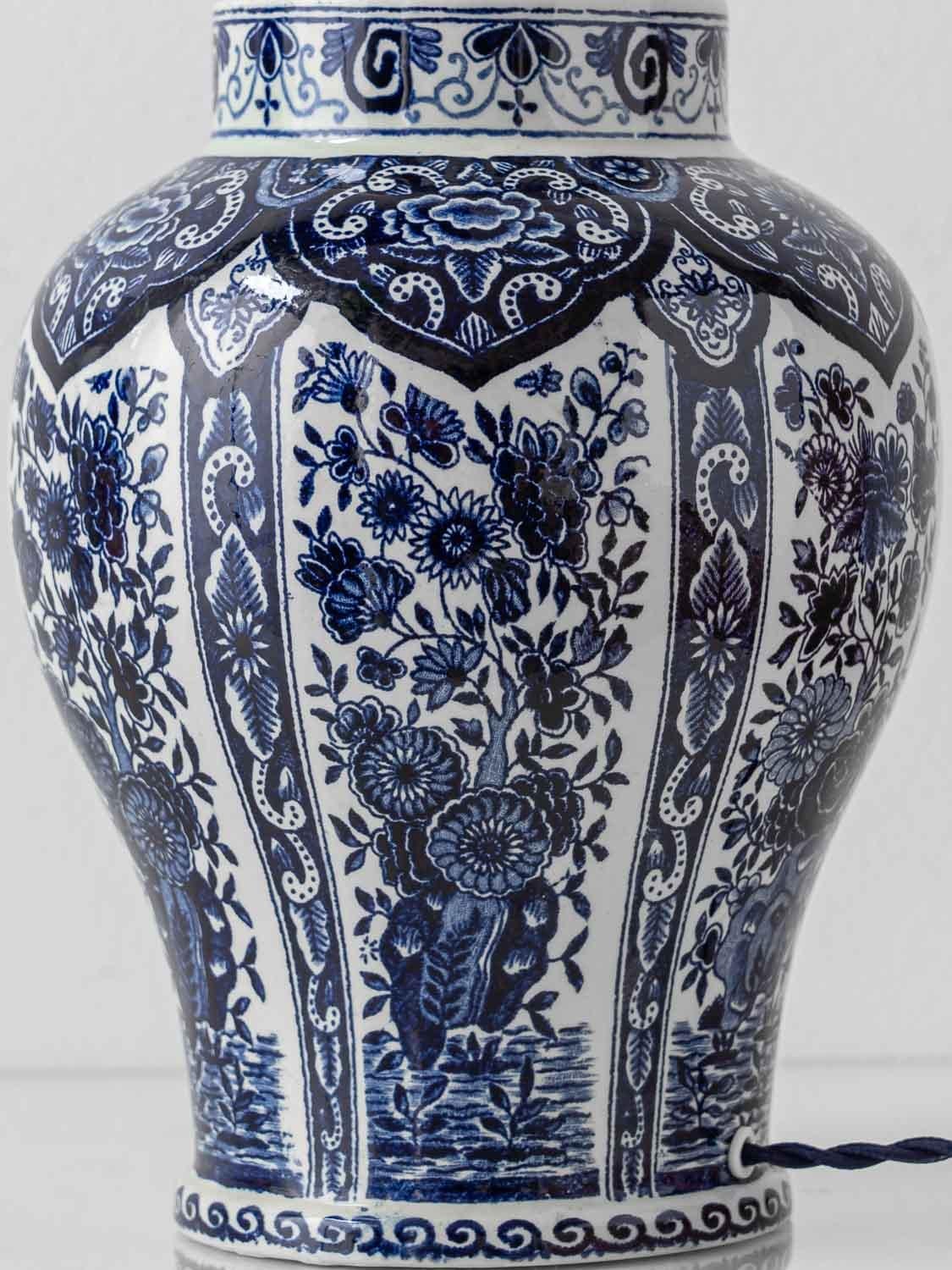 Chinoiseries Lampes de table bleu Delft, Boch Frères pour Royal Sphinx, 1969-1979, abat-jour bleu marine en vente