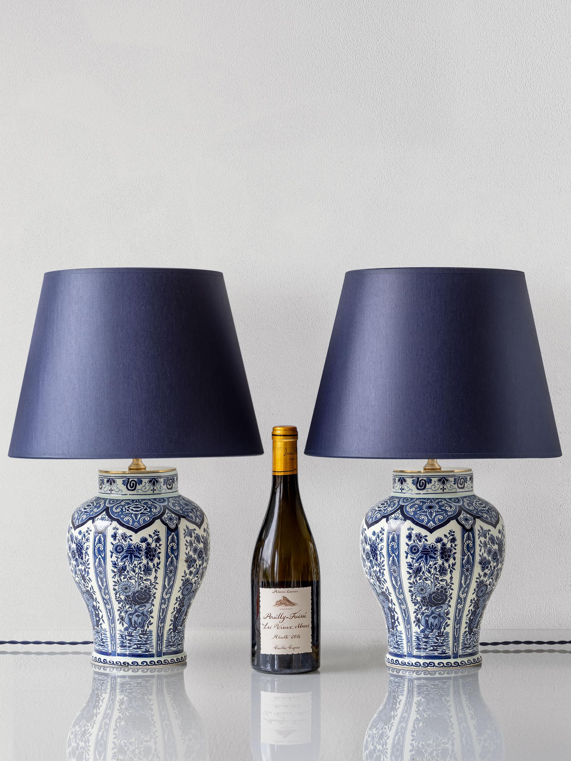 Néerlandais Lampes de table bleu Delft, Boch Frères pour Royal Sphinx, 1969-1979, abat-jour bleu marine en vente