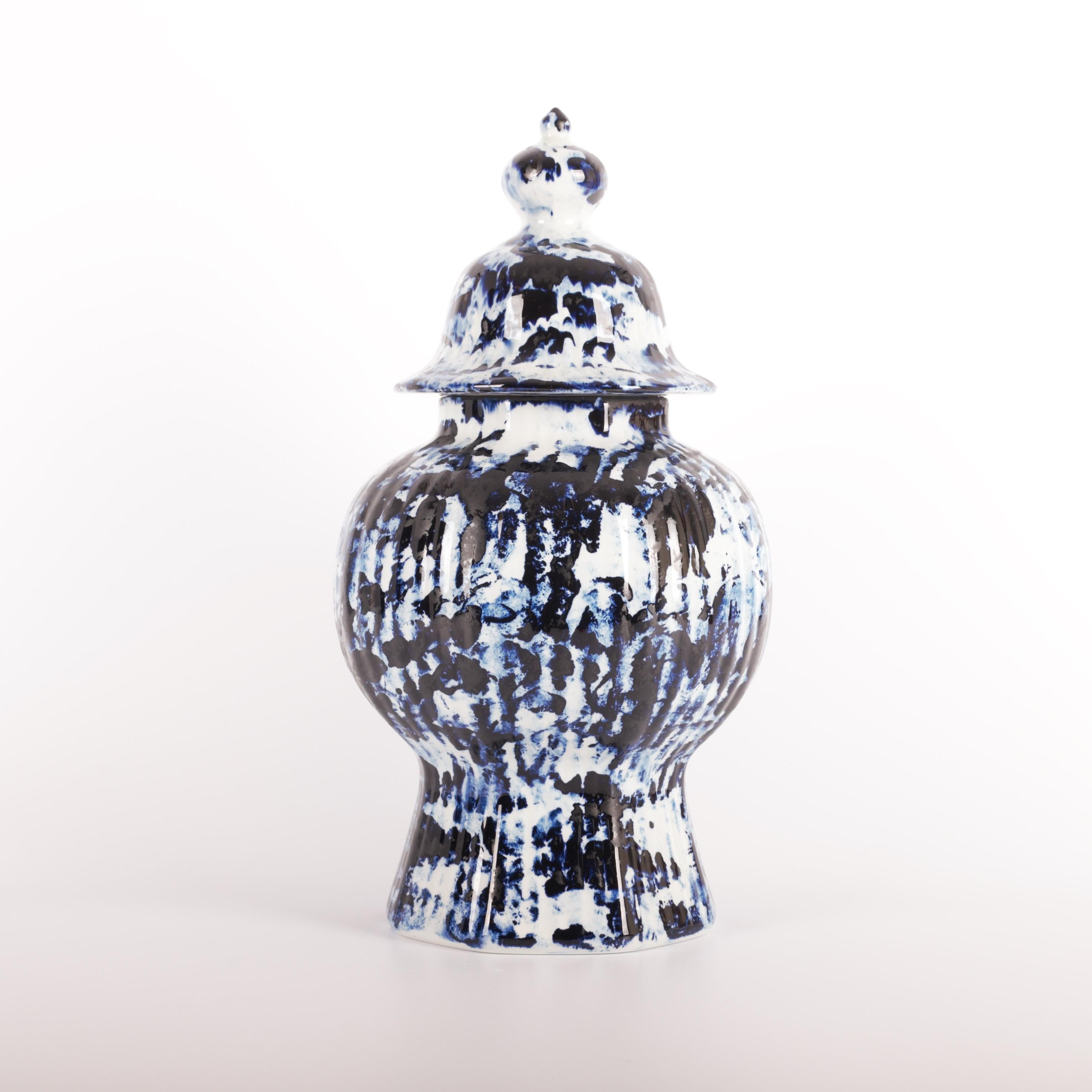 Le vase One Minute Delft Blue avec couvercle de 37 cm est disponible en tant qu'édition personnelle exclusive, le label de Marcel Wanders proposant des œuvres de nature plus personnelle et expérimentale. Les pièces de la série Delft Blue sont