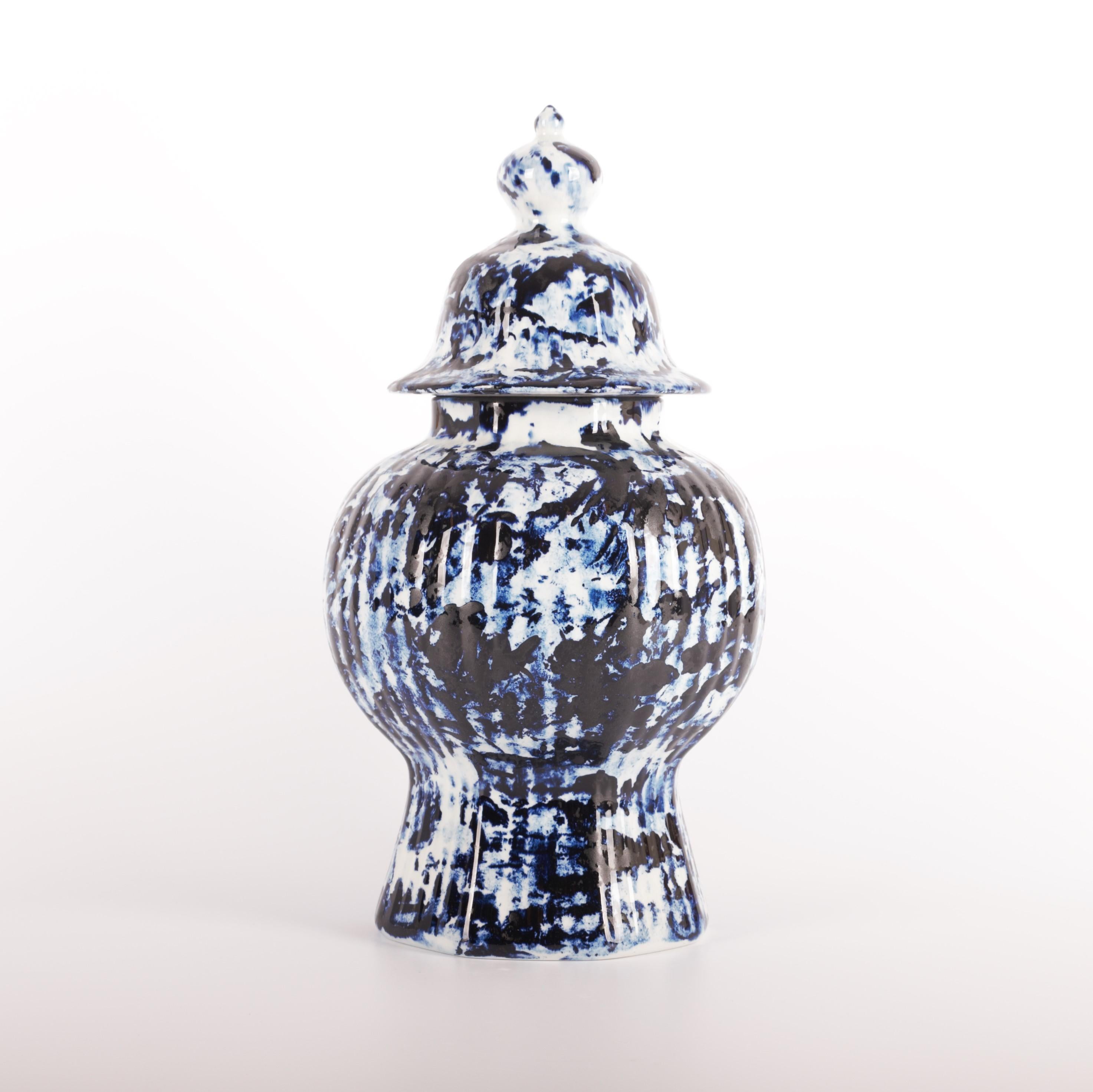 Néerlandais Vase bleu de Delft avec couvercle de 37 cm #2, peint à la main, 2006, unique par Marcel Wanders en vente