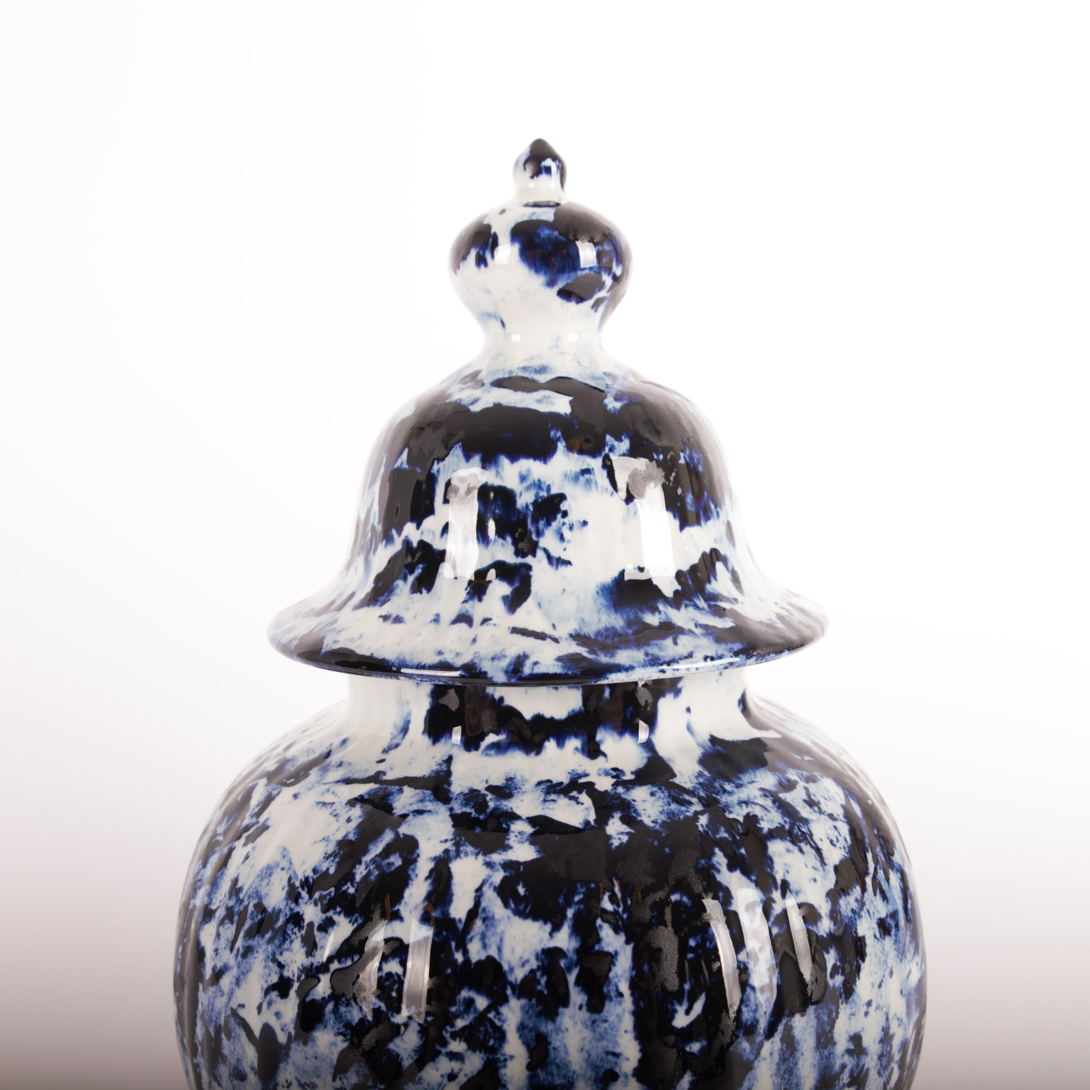 XXIe siècle et contemporain Vase bleu de Delft avec couvercle de 37 cm #2, peint à la main, 2006, unique par Marcel Wanders en vente