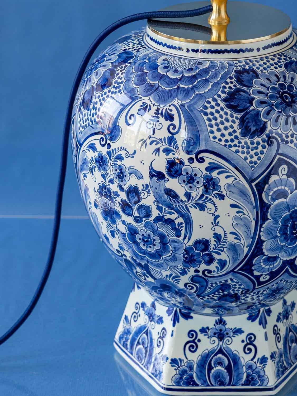 Olandese Lampada da tavolo Velsen blu Delft (1940-1970) con paralume satinato nuovo, finiture cobalto in vendita