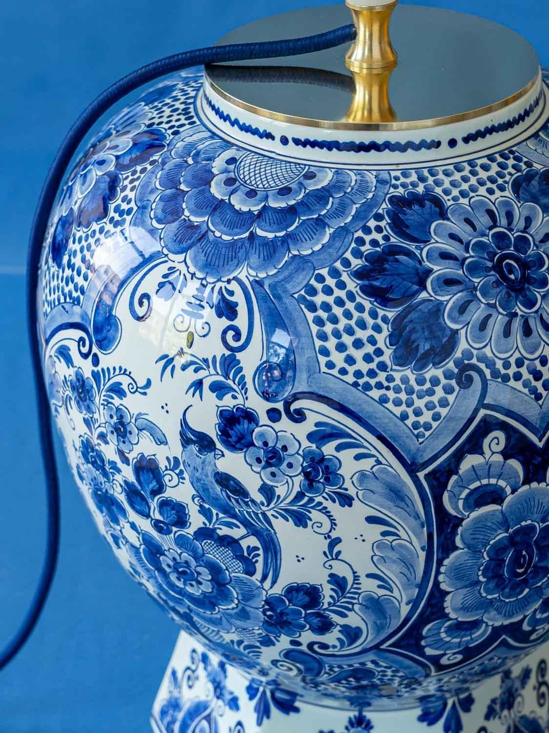 Dipinto a mano Lampada da tavolo Velsen blu Delft (1940-1970) con paralume satinato nuovo, finiture cobalto in vendita