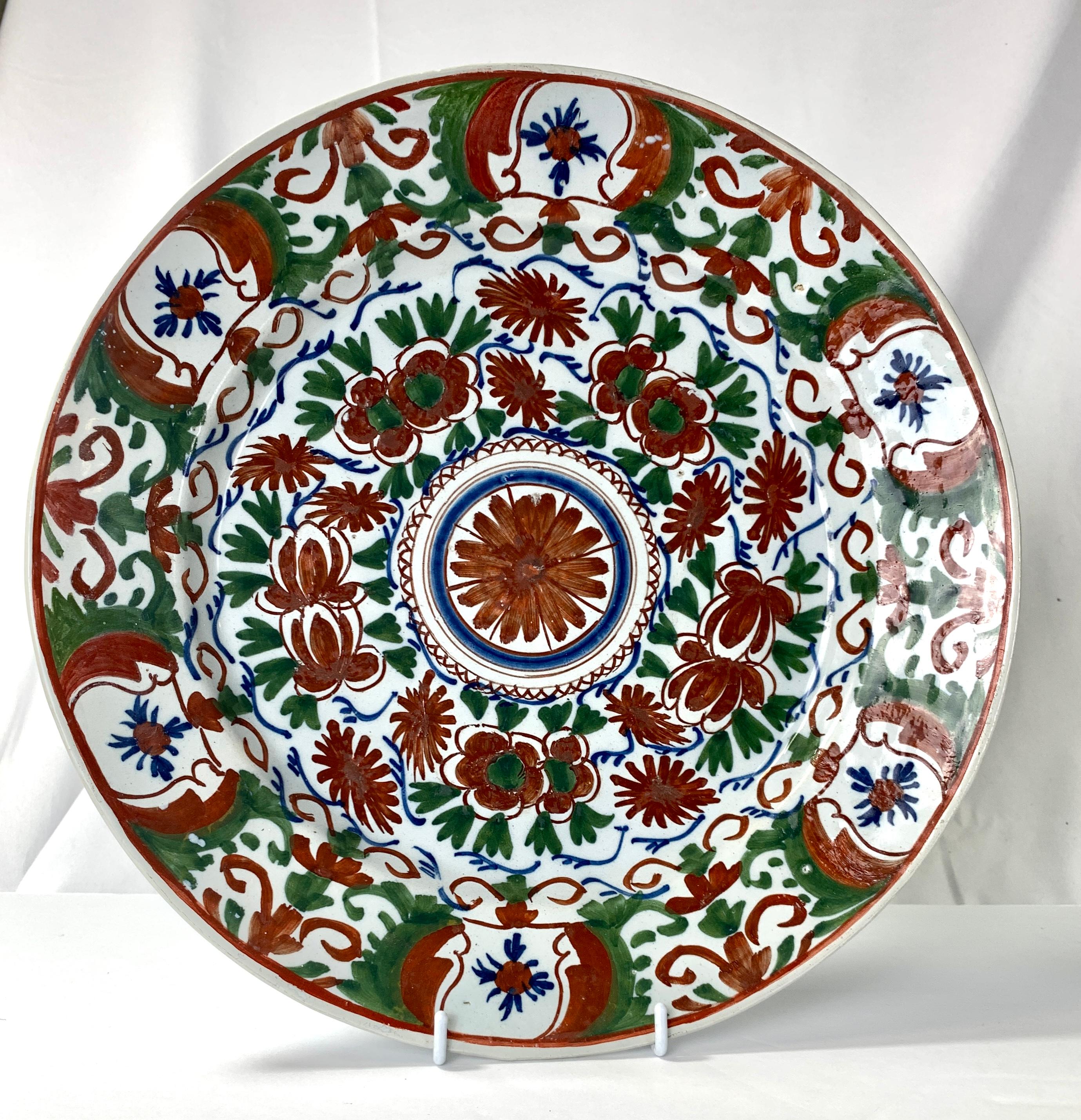 Delft Bowl with Four Matching Delft Chargers Iron Red & Green 18th Century  In Excellent Condition In Katonah, NY