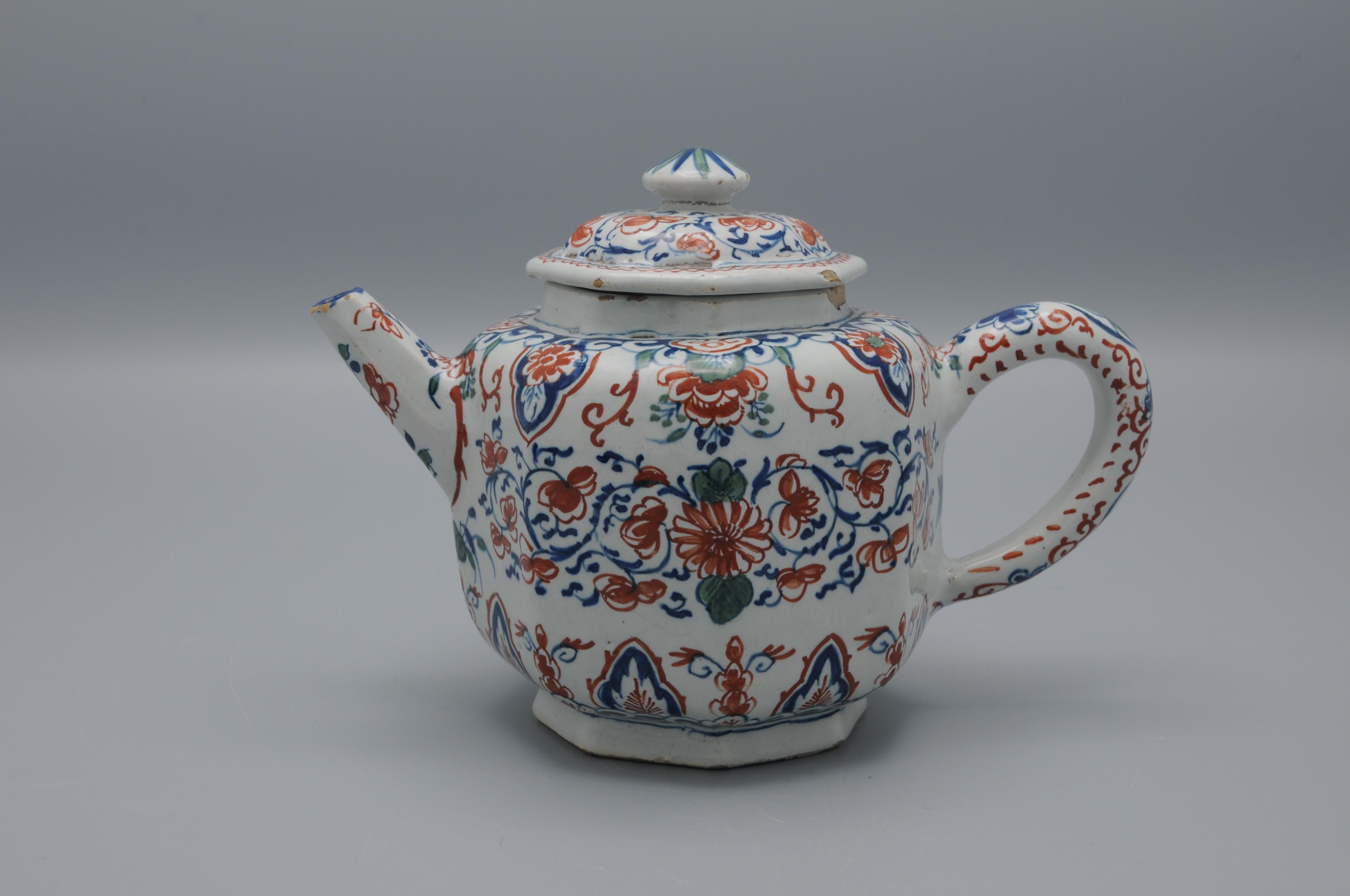 Théière en faïence décorée dans la magnifique palette Cachemire.

Quelques dommages à la glaçure autour du bord, et le fleuron a été rattaché.
Je peux conseiller un bon restaurateur, mais je préfère proposer mes pièces non restaurées et laisser le