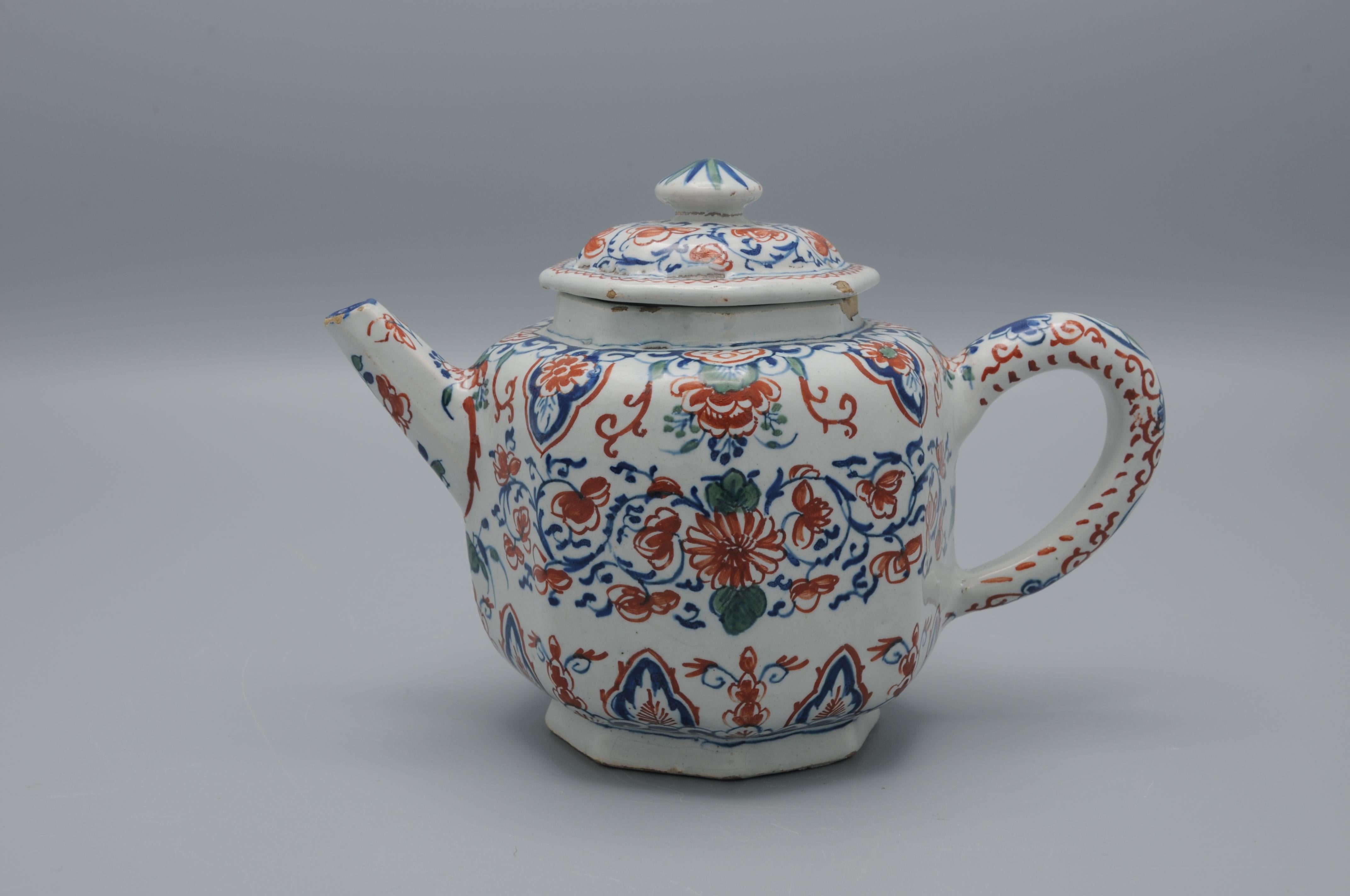 Chinoiseries Théière octogonale polychrome décorée en cachemire de Delft en vente