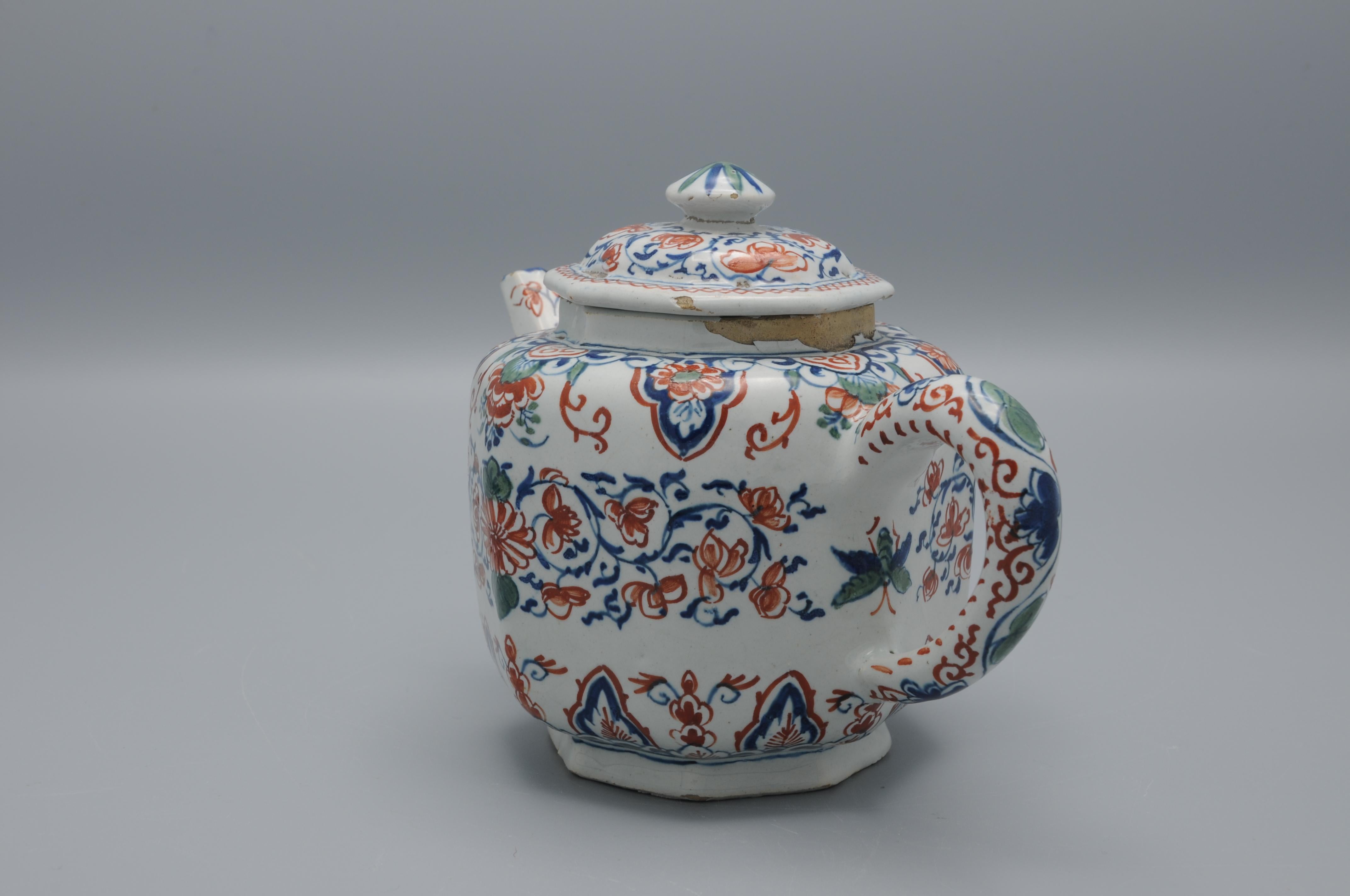 Vernissé Théière octogonale polychrome décorée en cachemire de Delft en vente