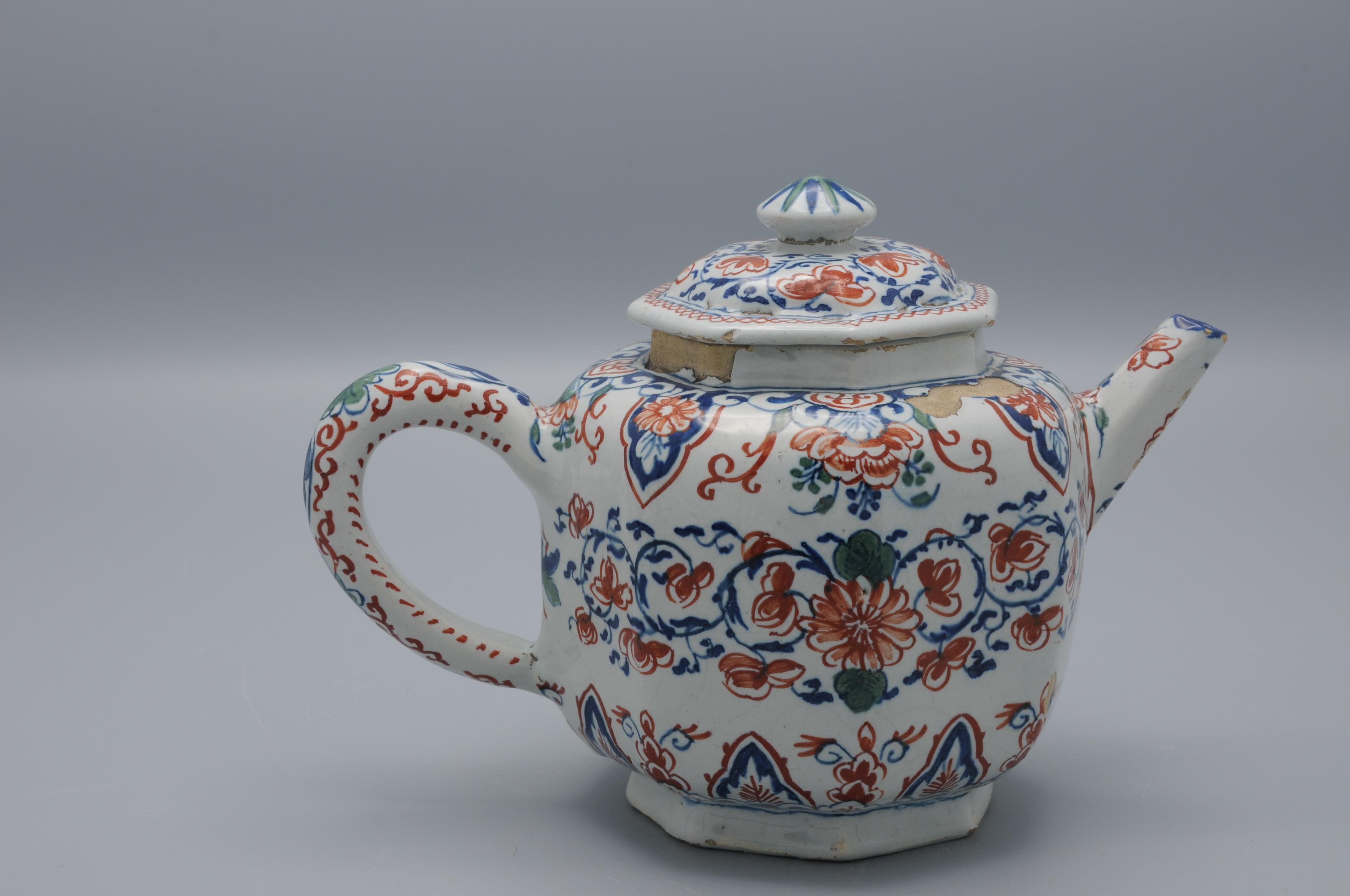 XVIIIe siècle Théière octogonale polychrome décorée en cachemire de Delft en vente