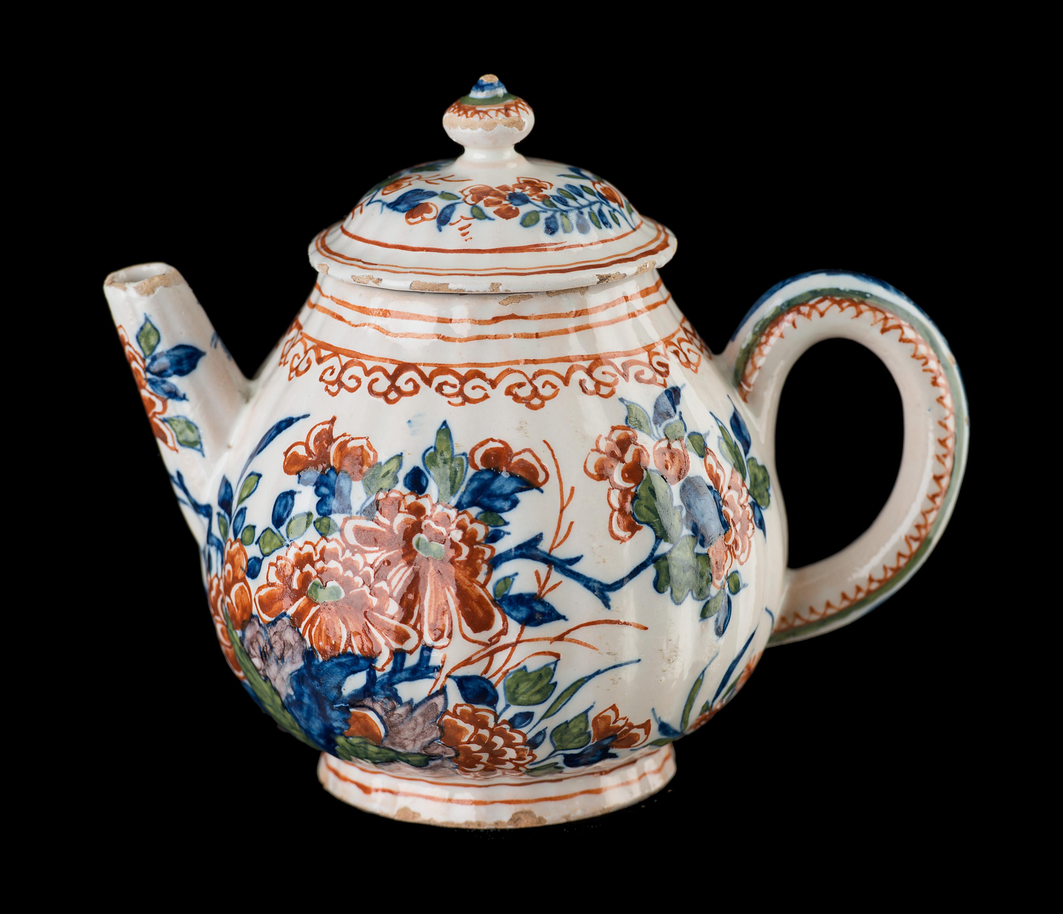 Teekanne aus Kaschmir. Delft, um 1700 - 1710
Die Töpferei Metal Pot. Zeichen: LVE, Periode von Lambertus van Eenhoorn (1691-1721) 

Die gerippte Teekanne hat einen etwas birnenförmigen Körper auf einem Fuß, mit einem kurzen, aufrechten Ausguss