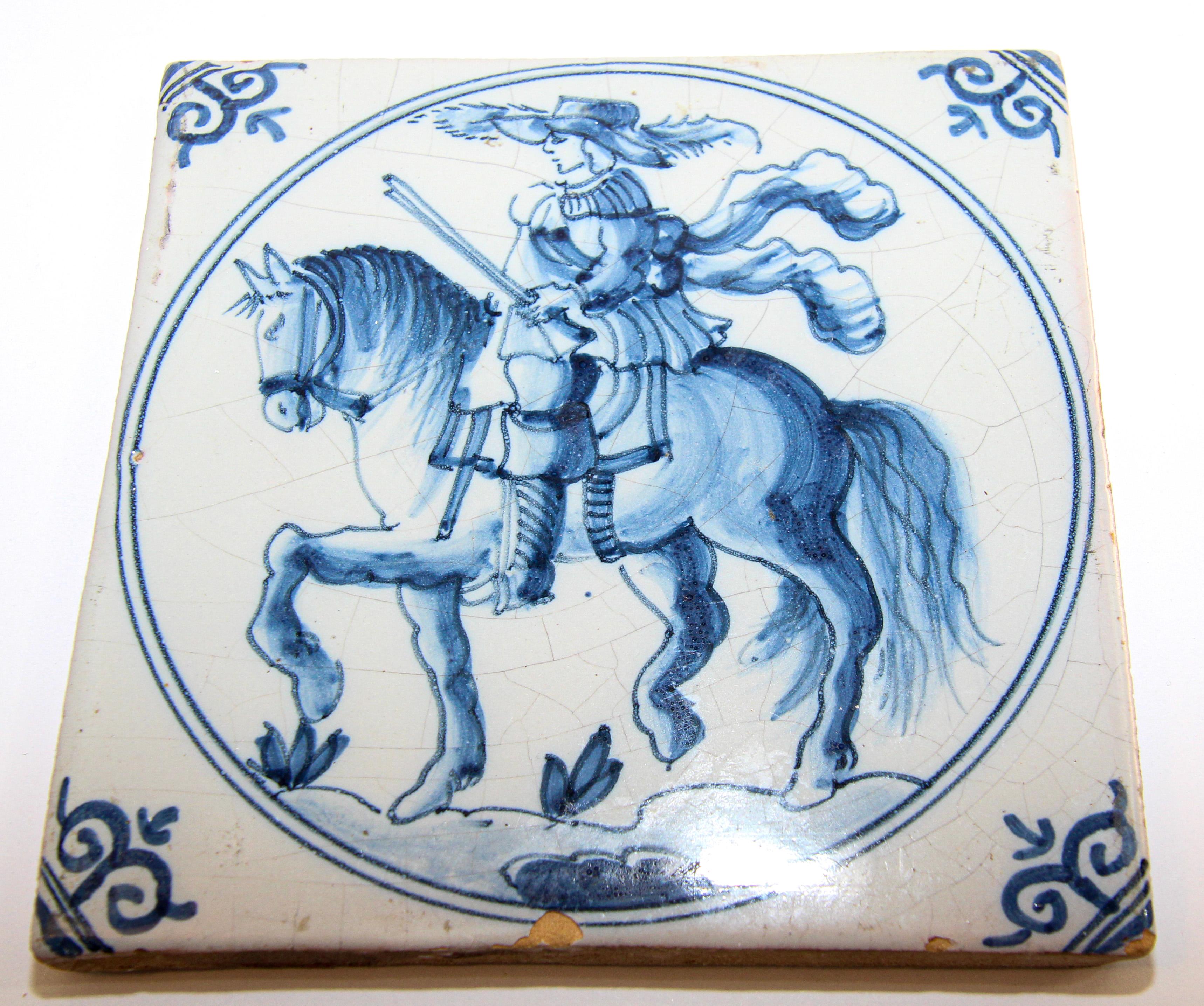 Carreau décoratif en céramique de Delft représentant un homme à cheval en vente 3