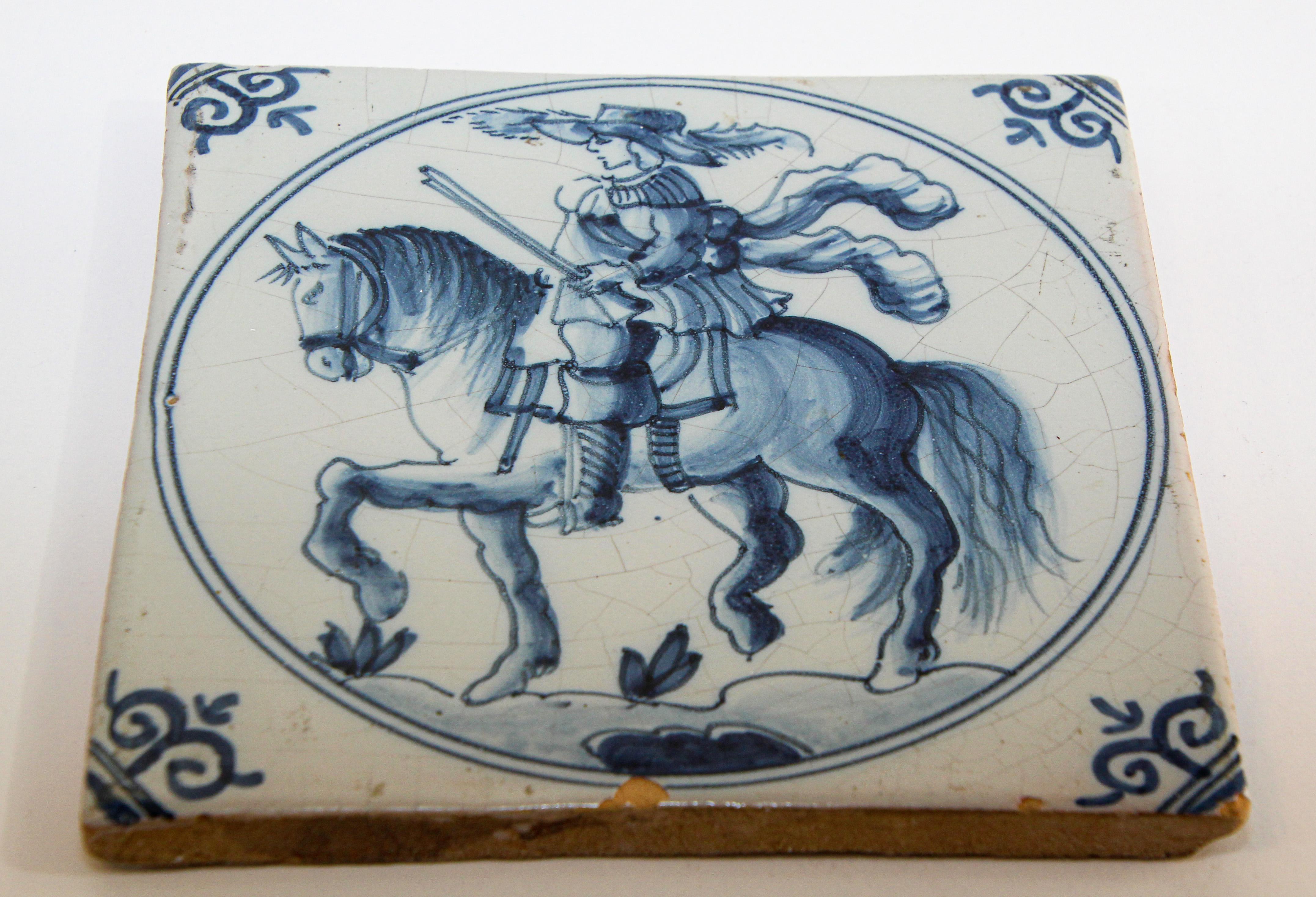 Carreau décoratif en céramique de Delft représentant un homme à cheval en vente 8