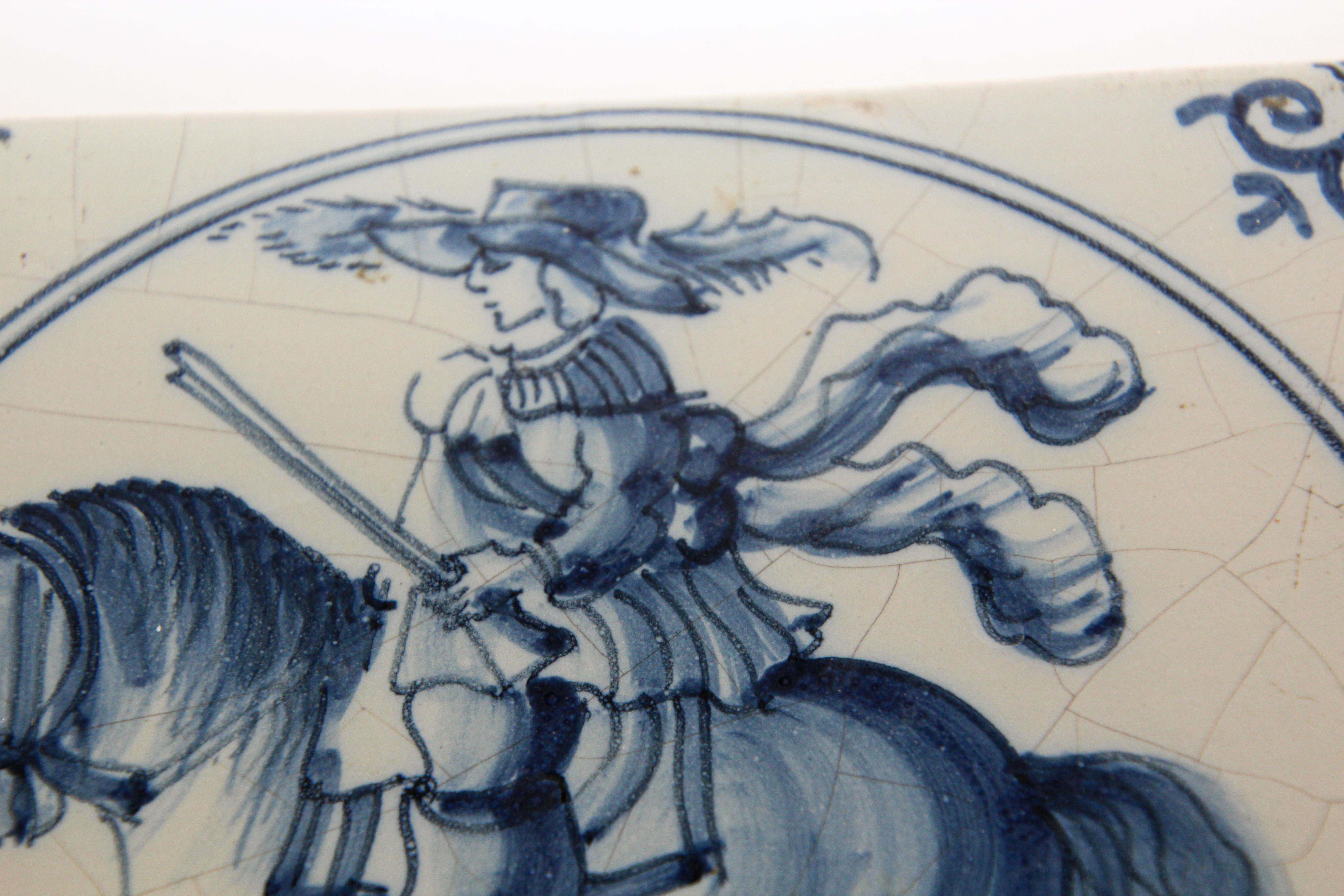 Artisanat Carreau décoratif en céramique de Delft représentant un homme à cheval en vente