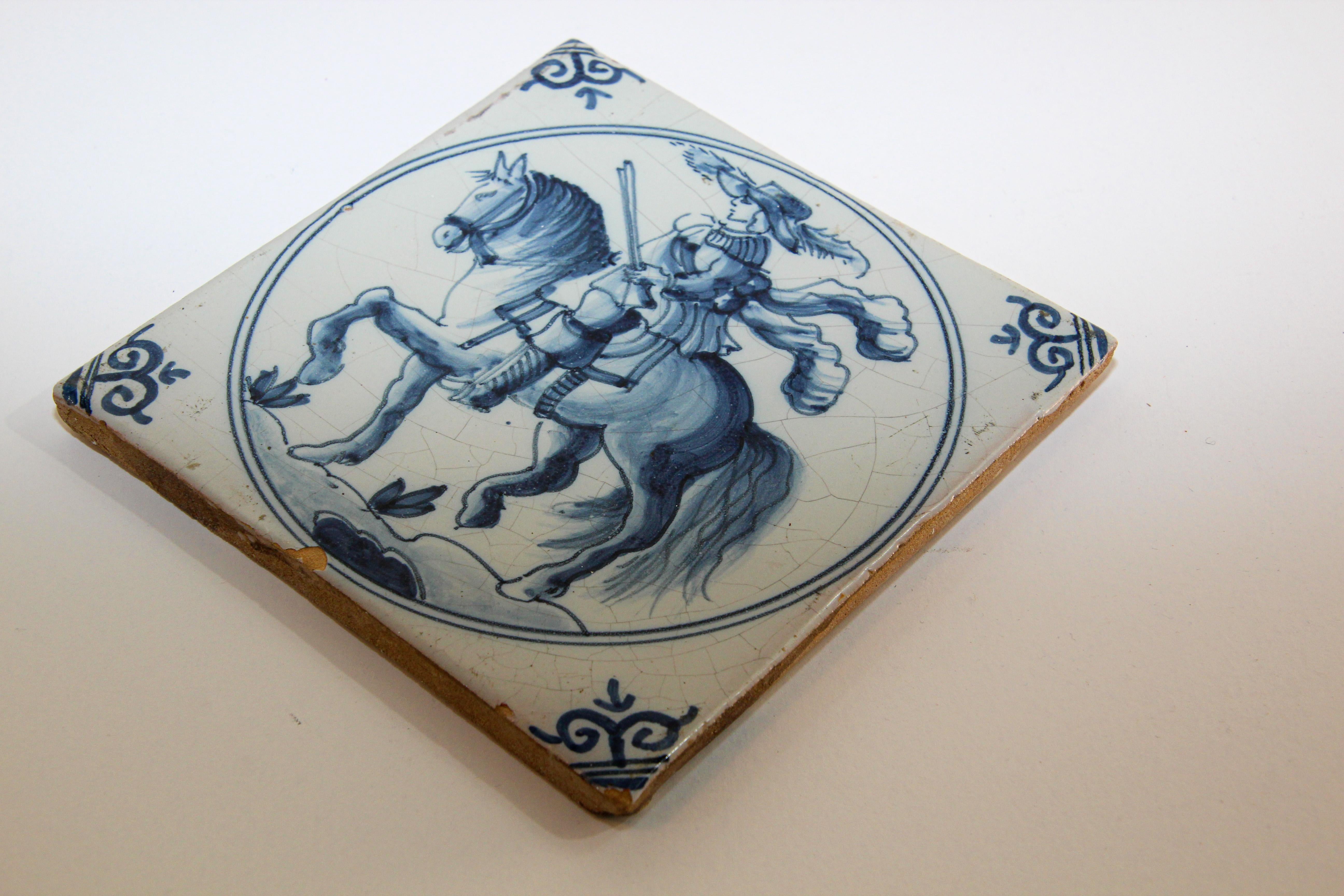 Fait main Carreau décoratif en céramique de Delft représentant un homme à cheval en vente