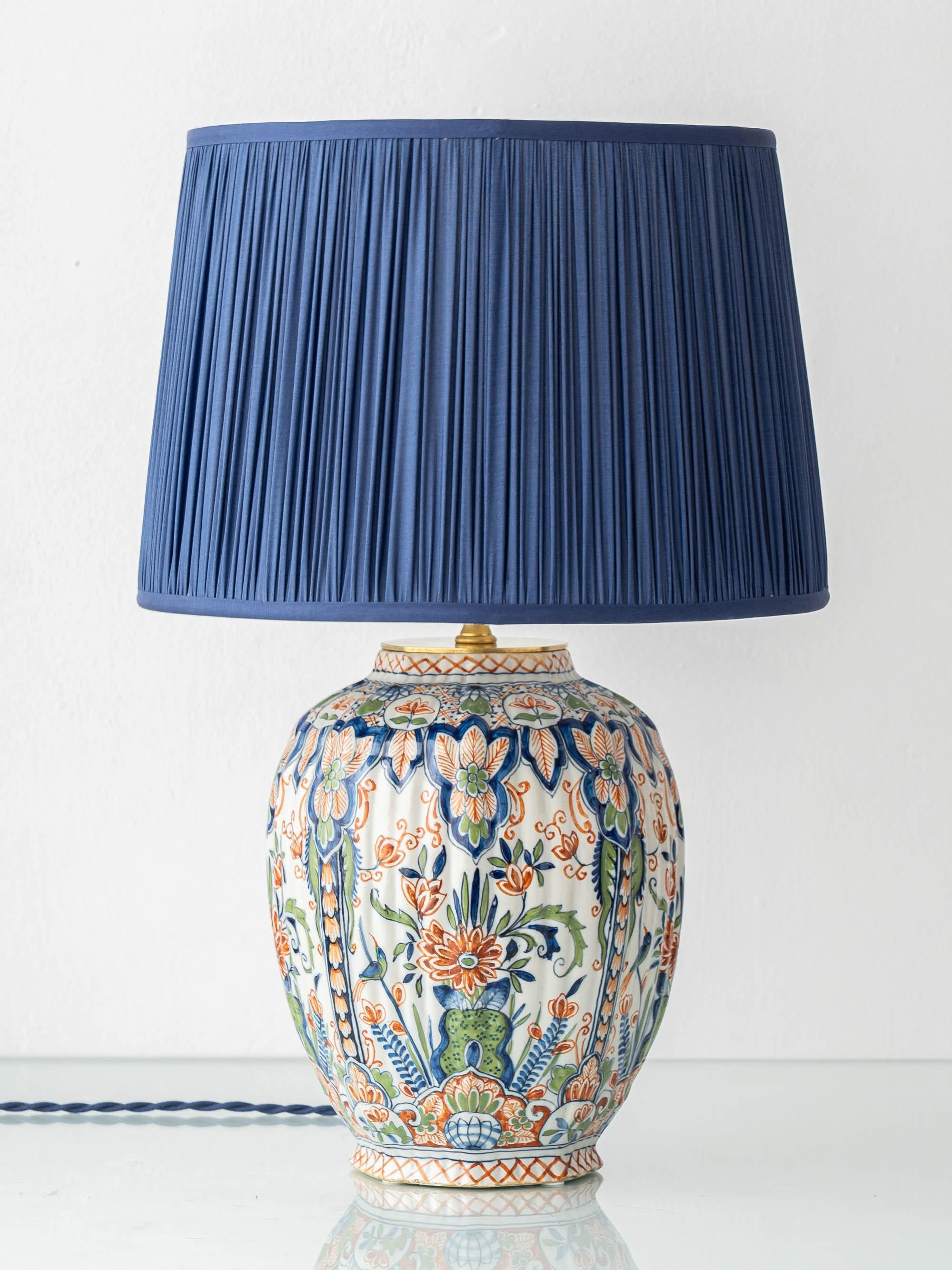 Ancienne lampe de table Delft Tichelaar Makkum en céramique polychrome peinte à la main, début C.C. Poterie hollandaise peinte à la main avec nouvel abat-jour en soie marine.

Vase en céramique de la tradition de Delft du début du 20e siècle par