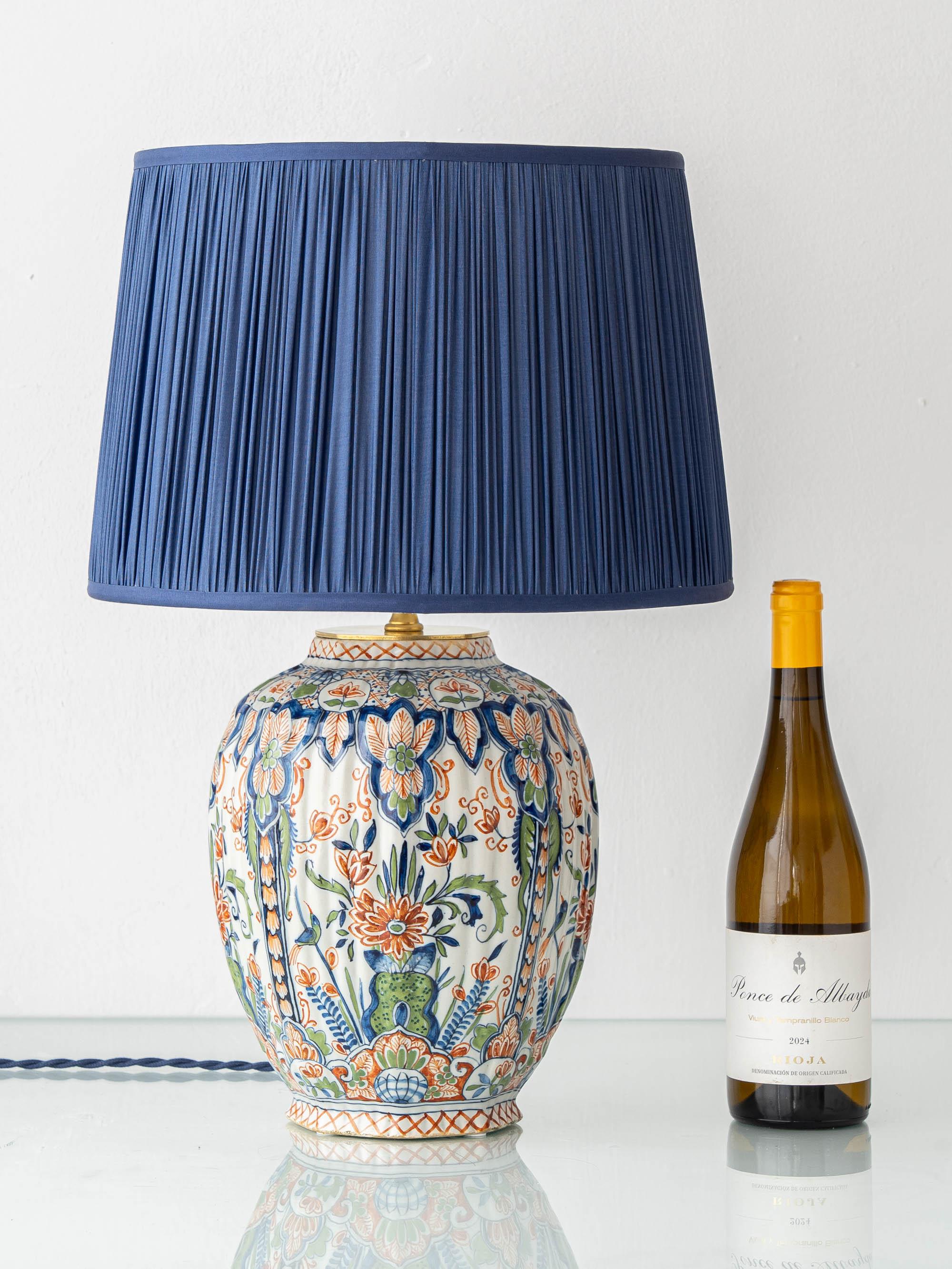 Chinoiseries Lampe de table en céramique de Delft, années 1900, polychrome de Makkum peint à la main, abat-jour en soie neuf en vente